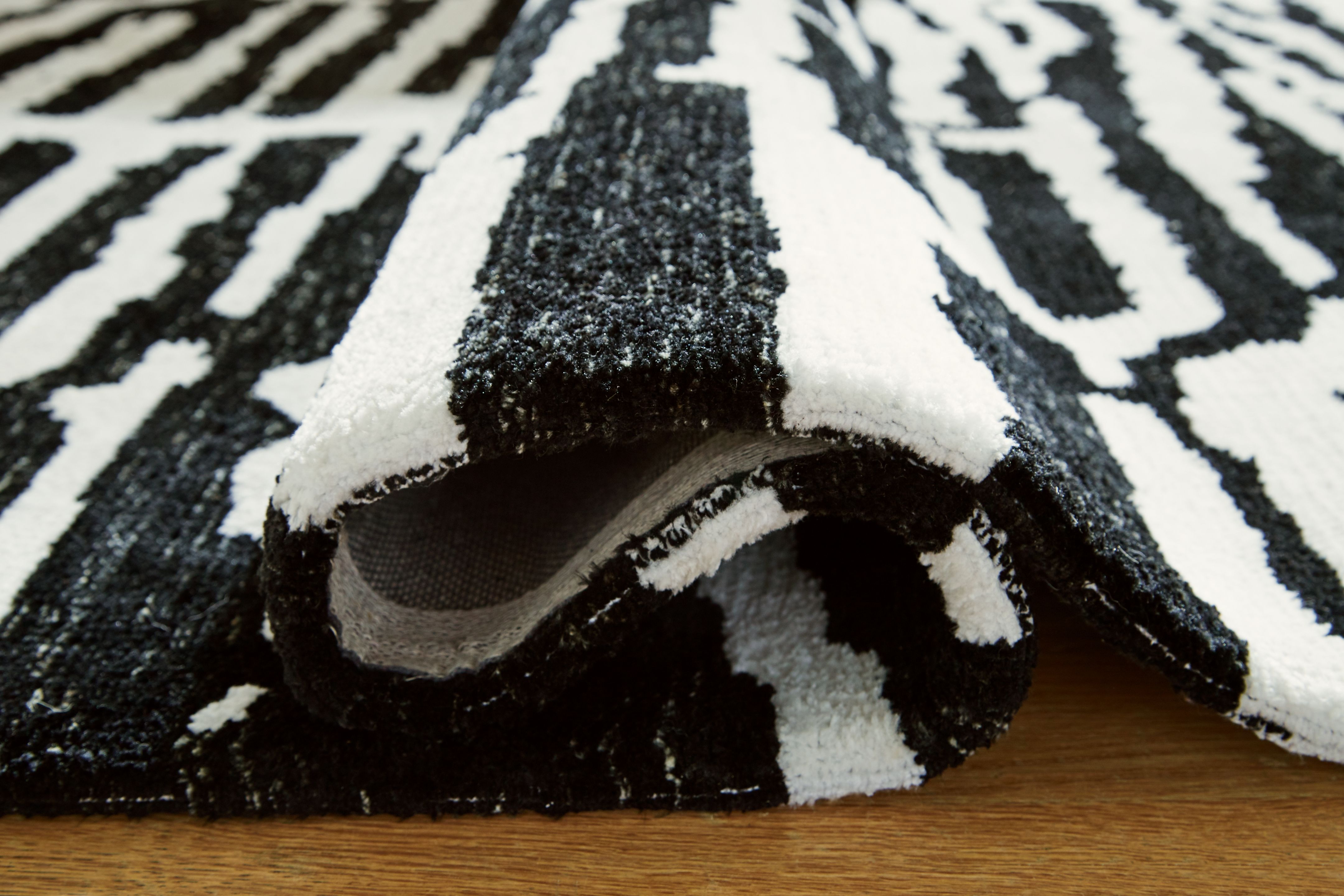 Bramshaw - 5' x 7' Rug - Black / Ivory