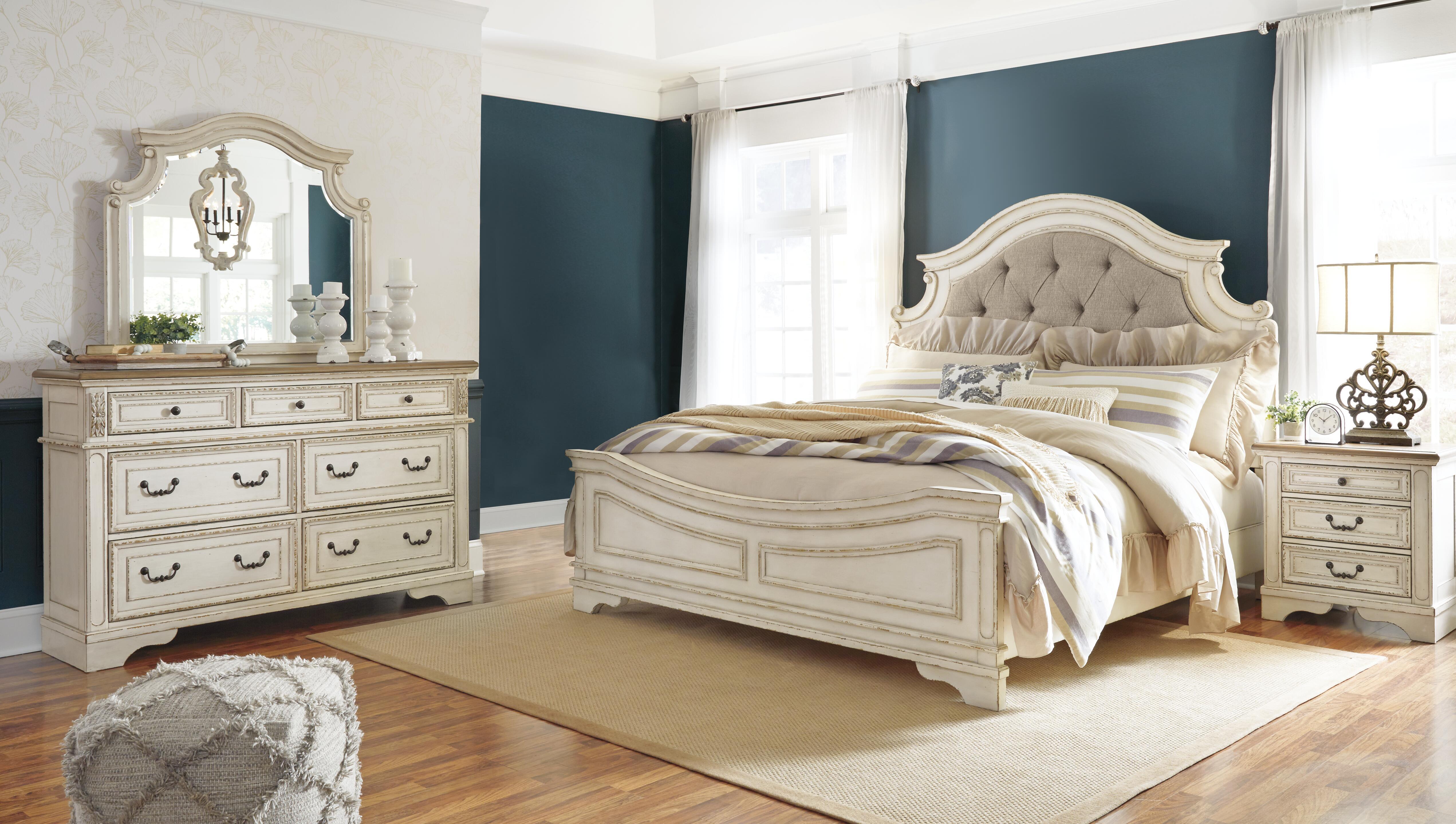 Realyn - Dresser, Mirror - 7-drawer - Two-tone