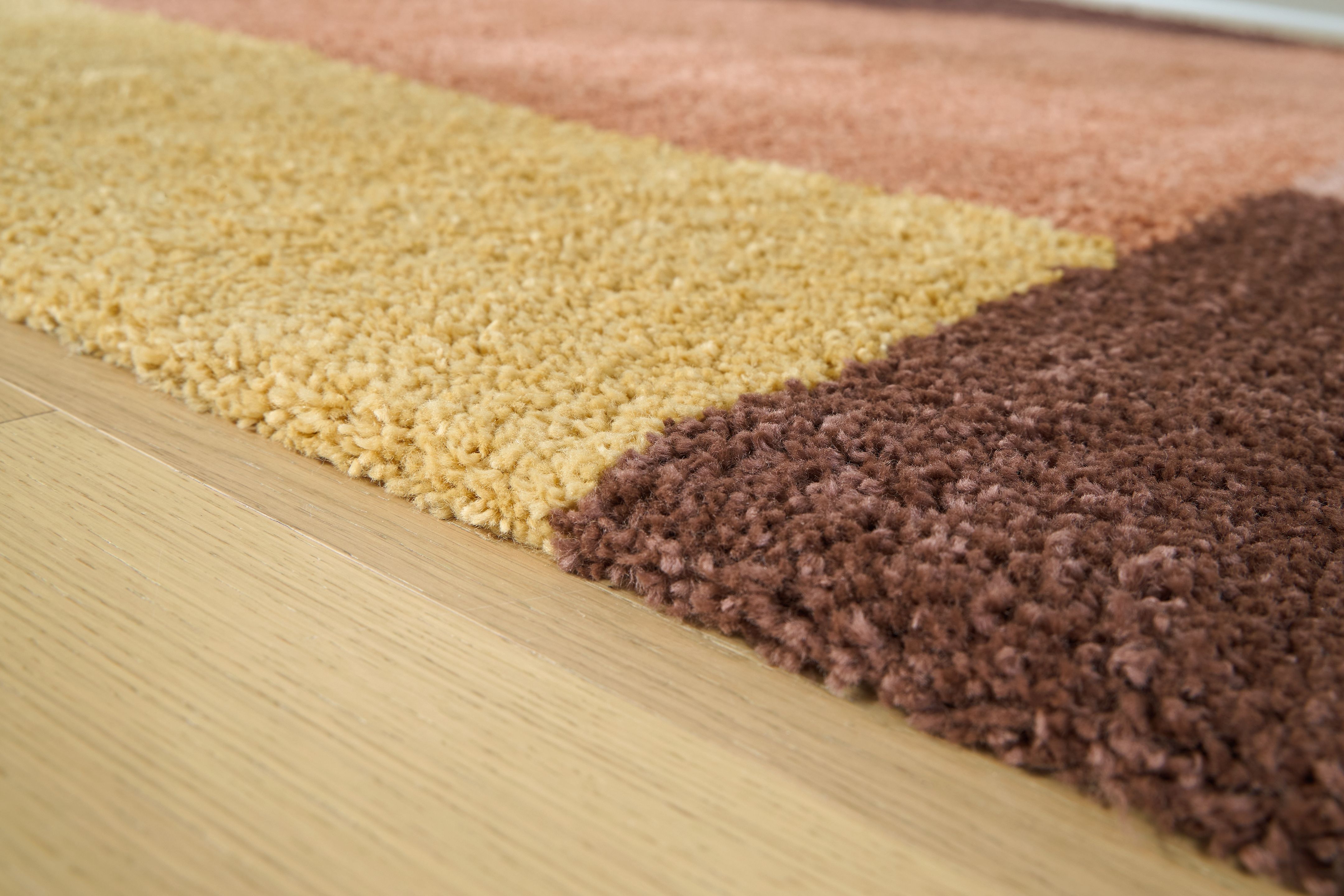 Gailmore - 5' x 7' Rug - Cream / Pink / Ocher