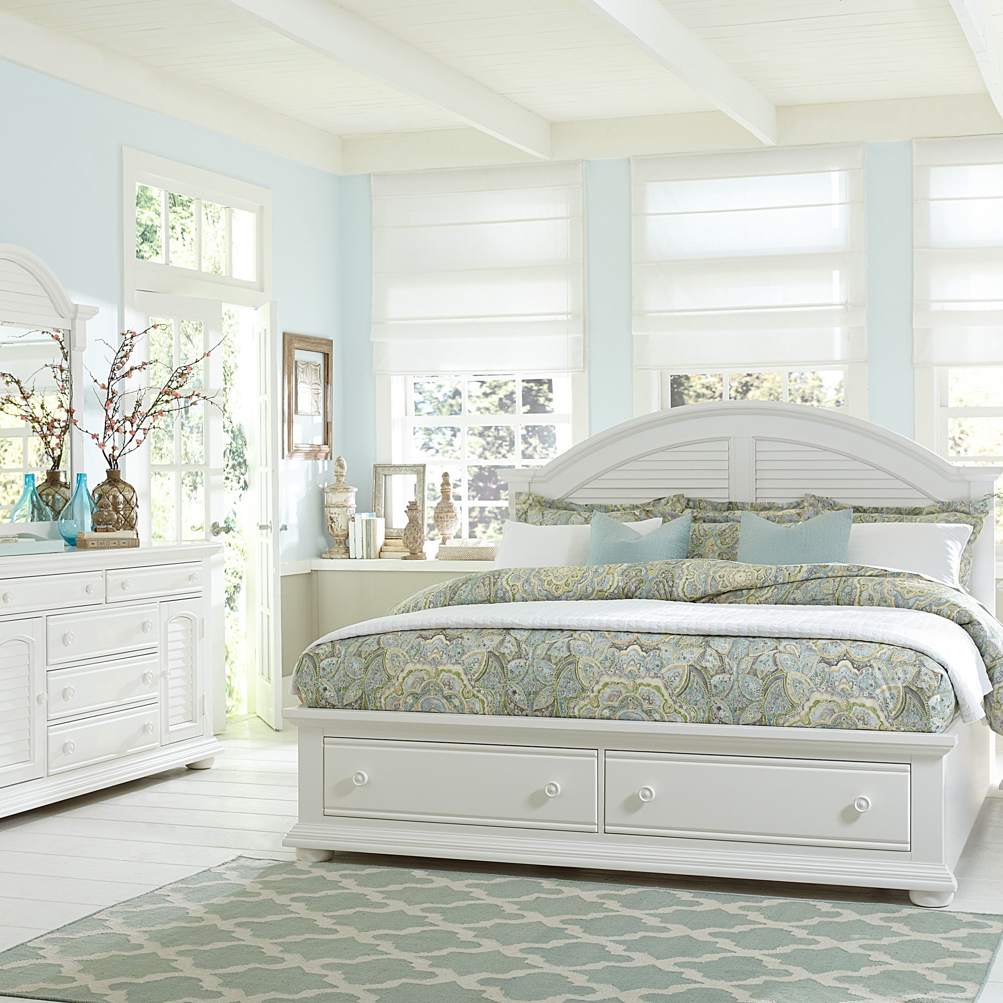 Liberty Furniture Summer House - 4 Piece Bedroom Set (King Storage Bed, Dresser & Mirror, Chest) - White