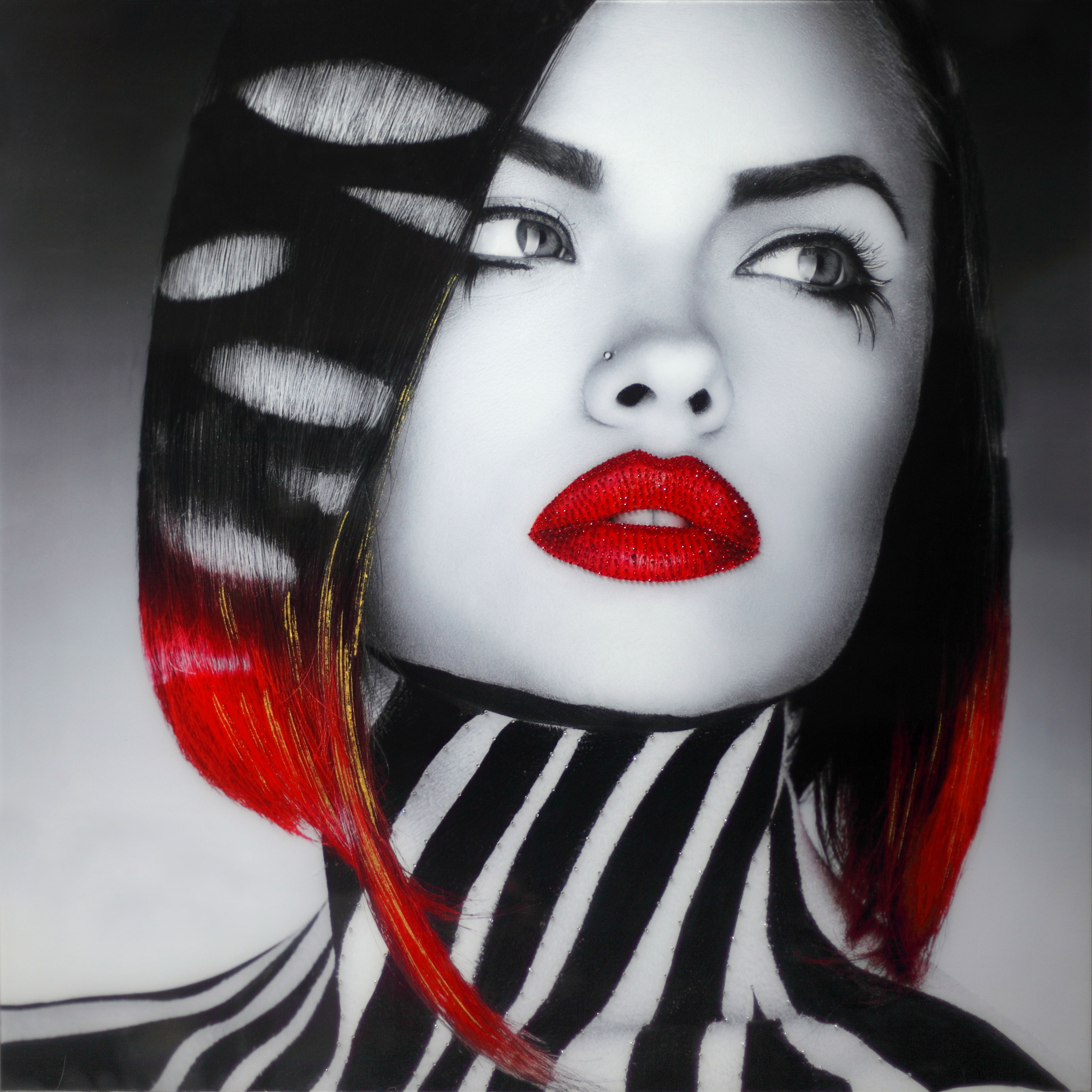 Temp Glass w/Foil & Rhinestones – Lady Pharaoh – New Lots Furniture