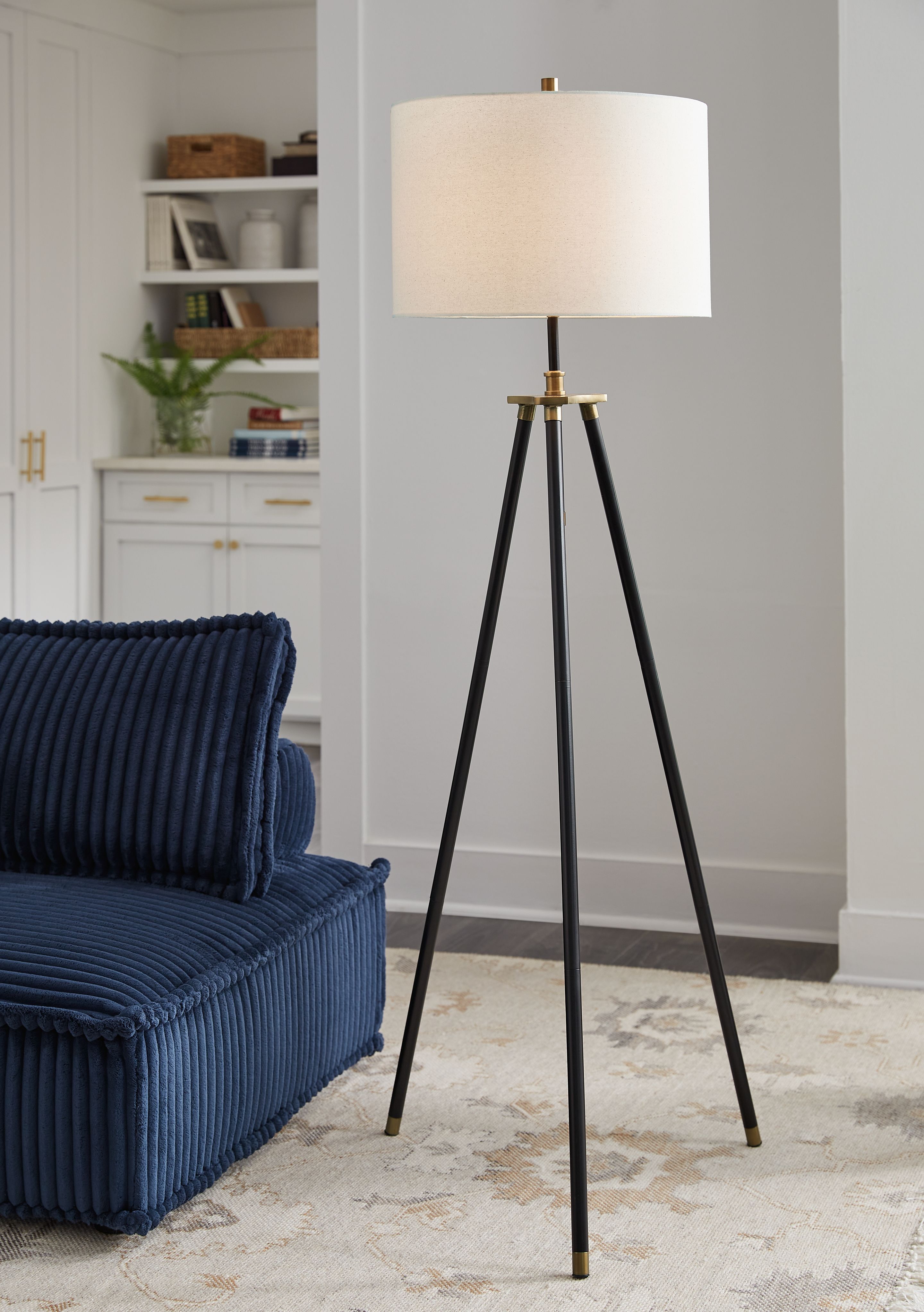 Ashley Furniture Cashner - Metal Floor Lamp - Black / Gold Finish - Image 2