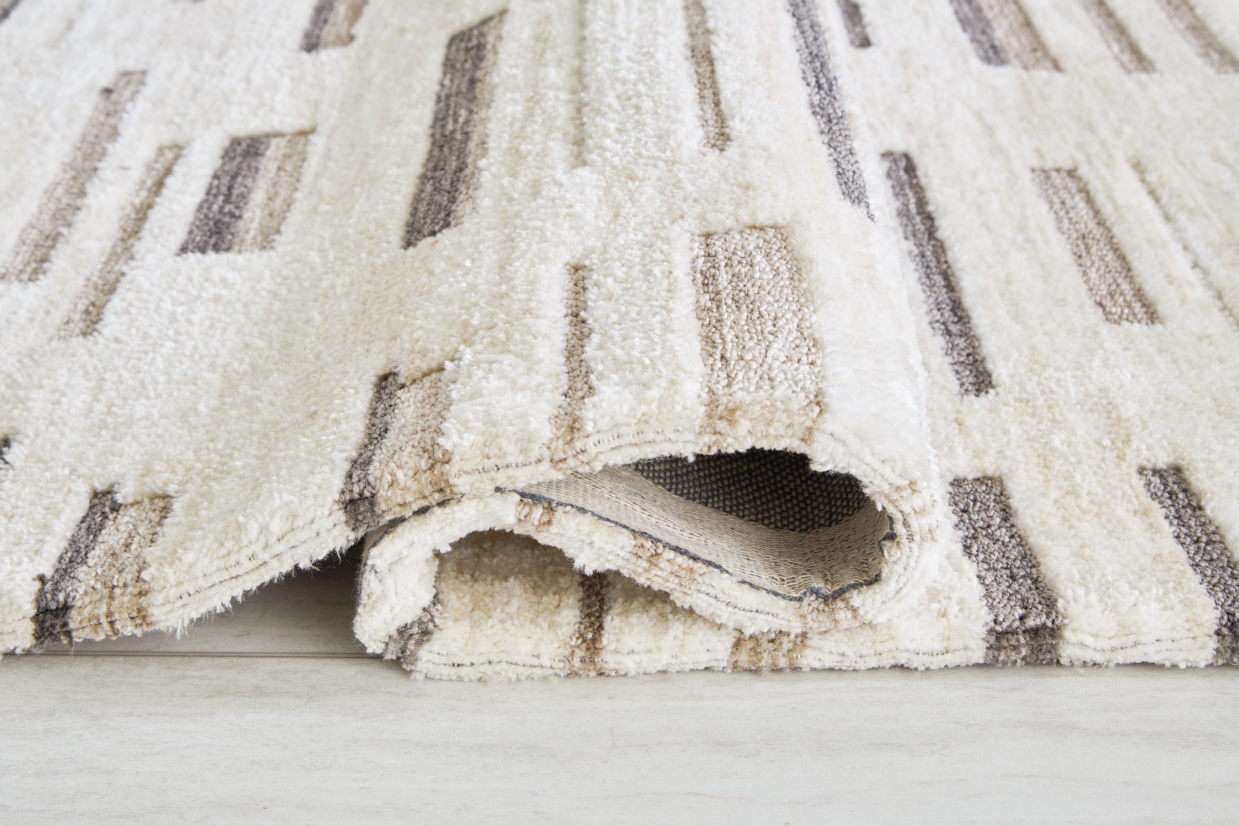 Leesdale - 5' x 7' Rug - Ivory / Brown / Black