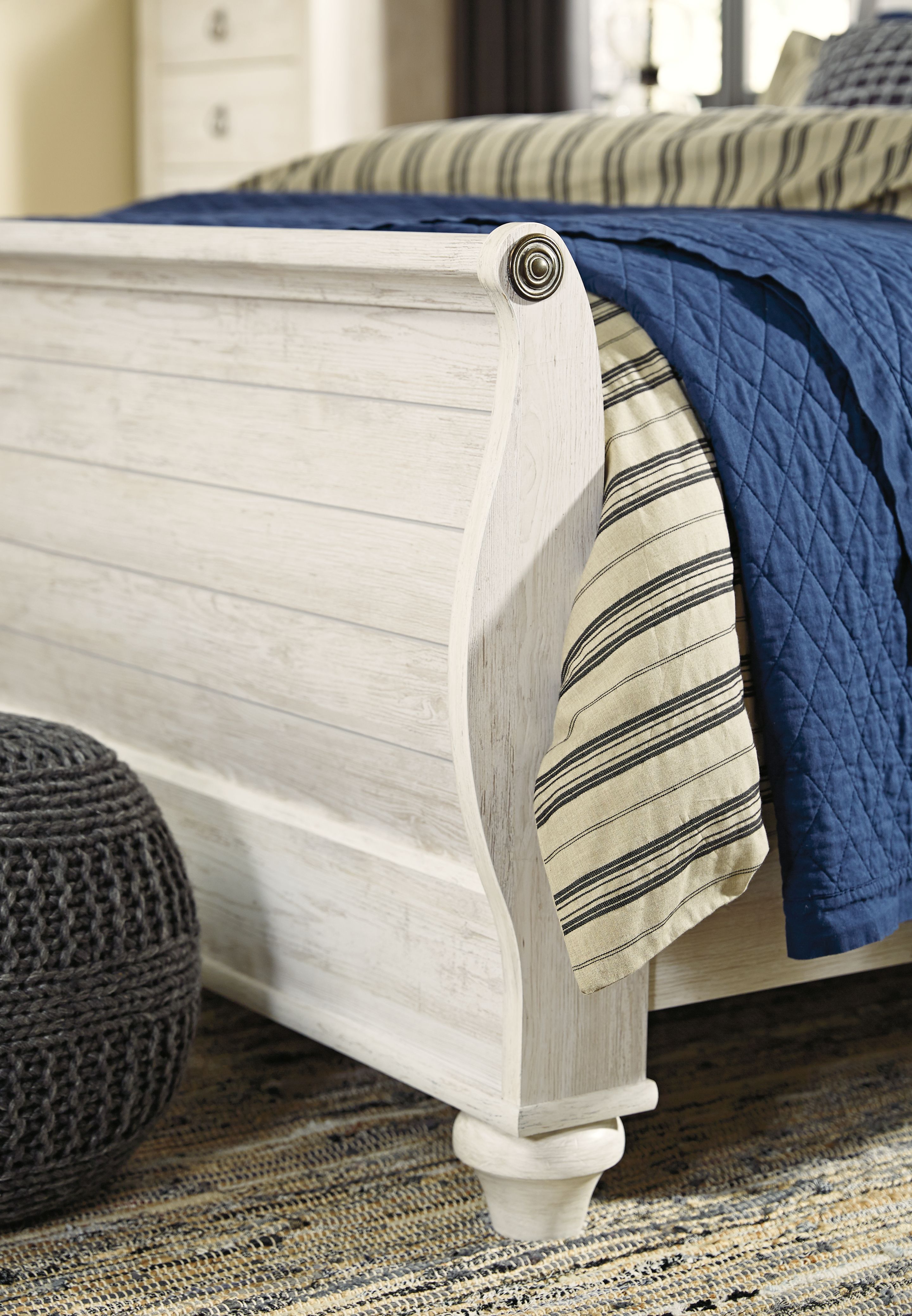 Willowton - Queen Sleigh Bed With Faux Plank Design - Whitewash