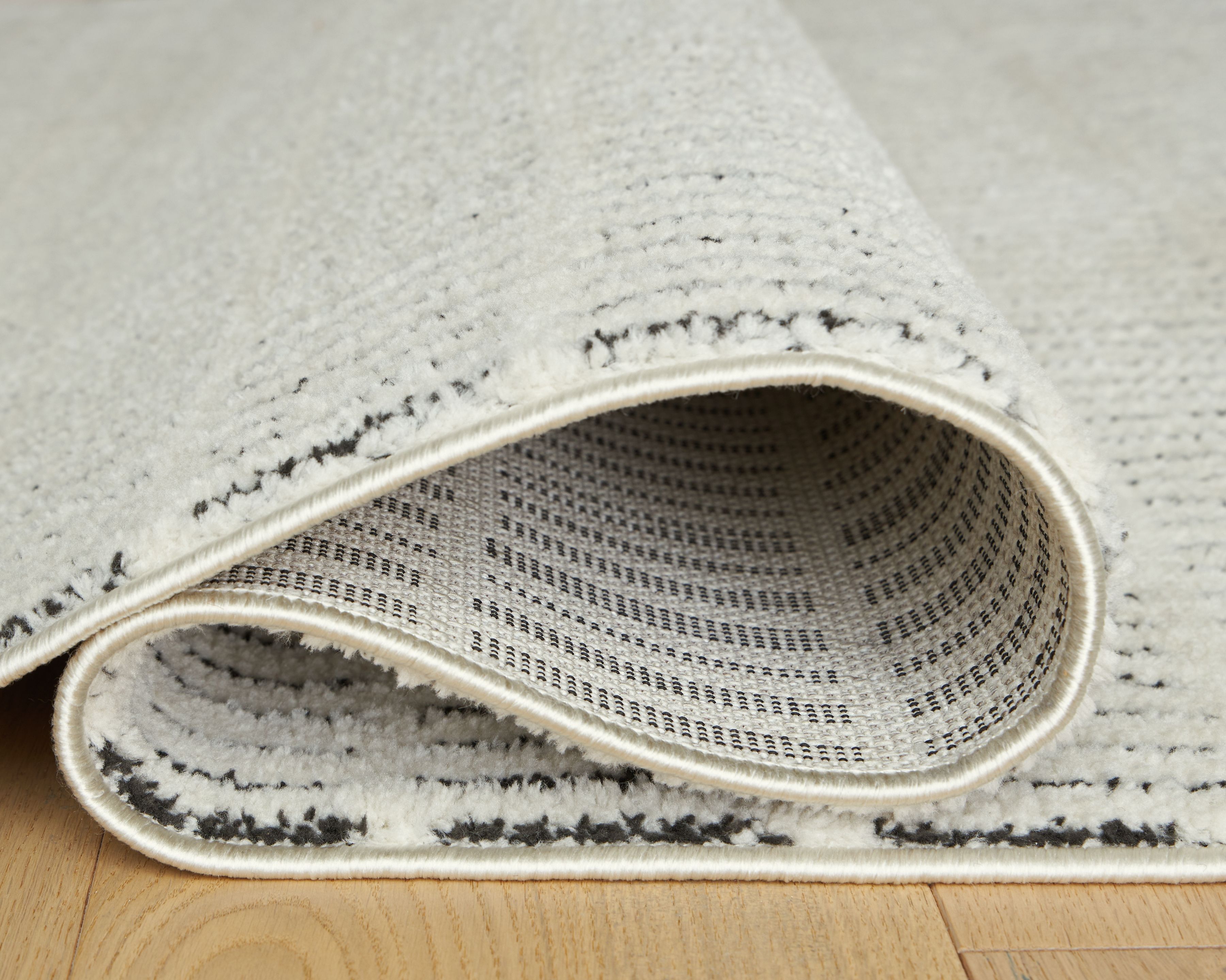 Turinwith - 5' x 7' Rug - Ivory / Black