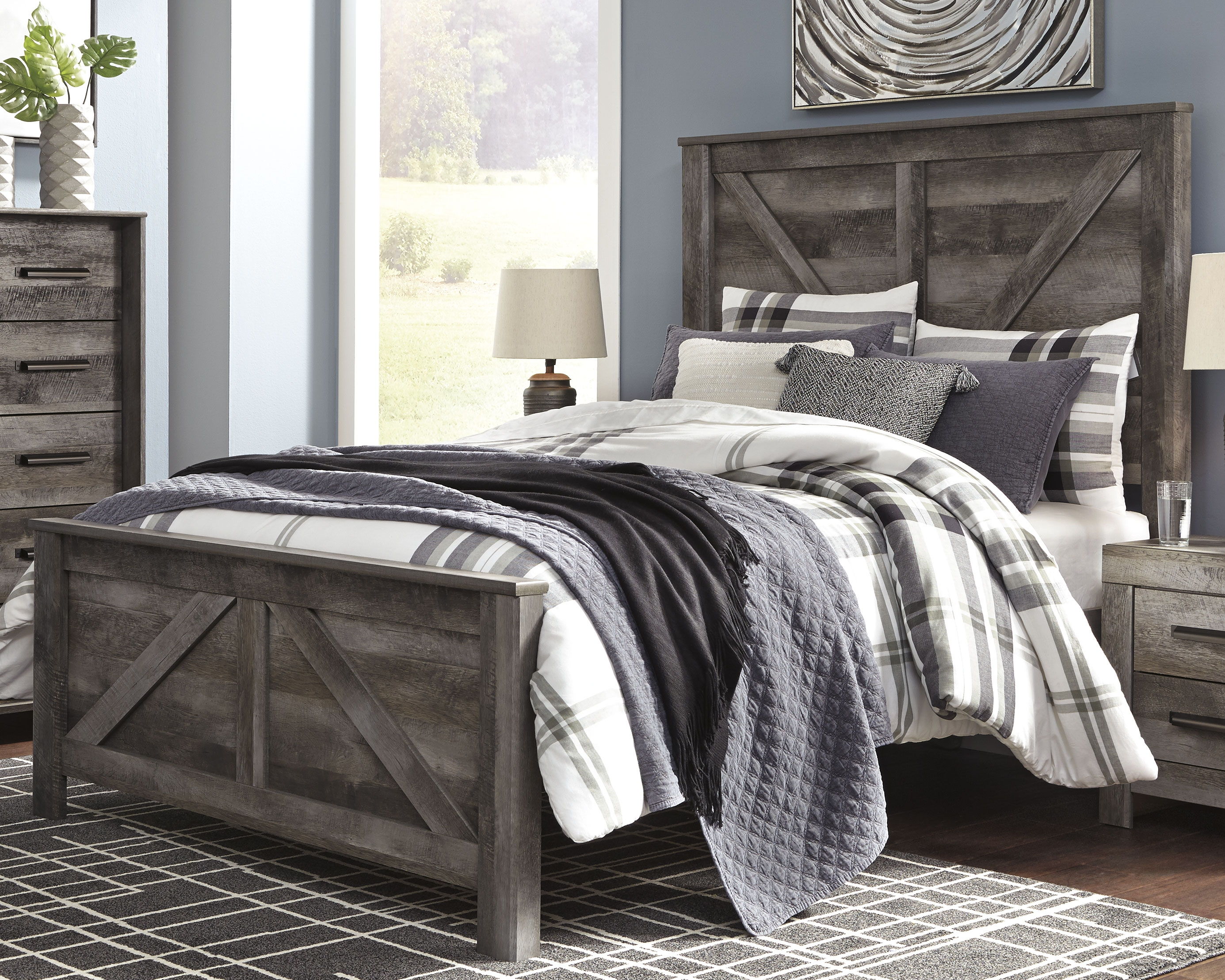 Ashley Furniture Wynnlow - 5 Pc. - Queen Crossbuck Panel Bed, 2 Nightstands - Gray - Image 2