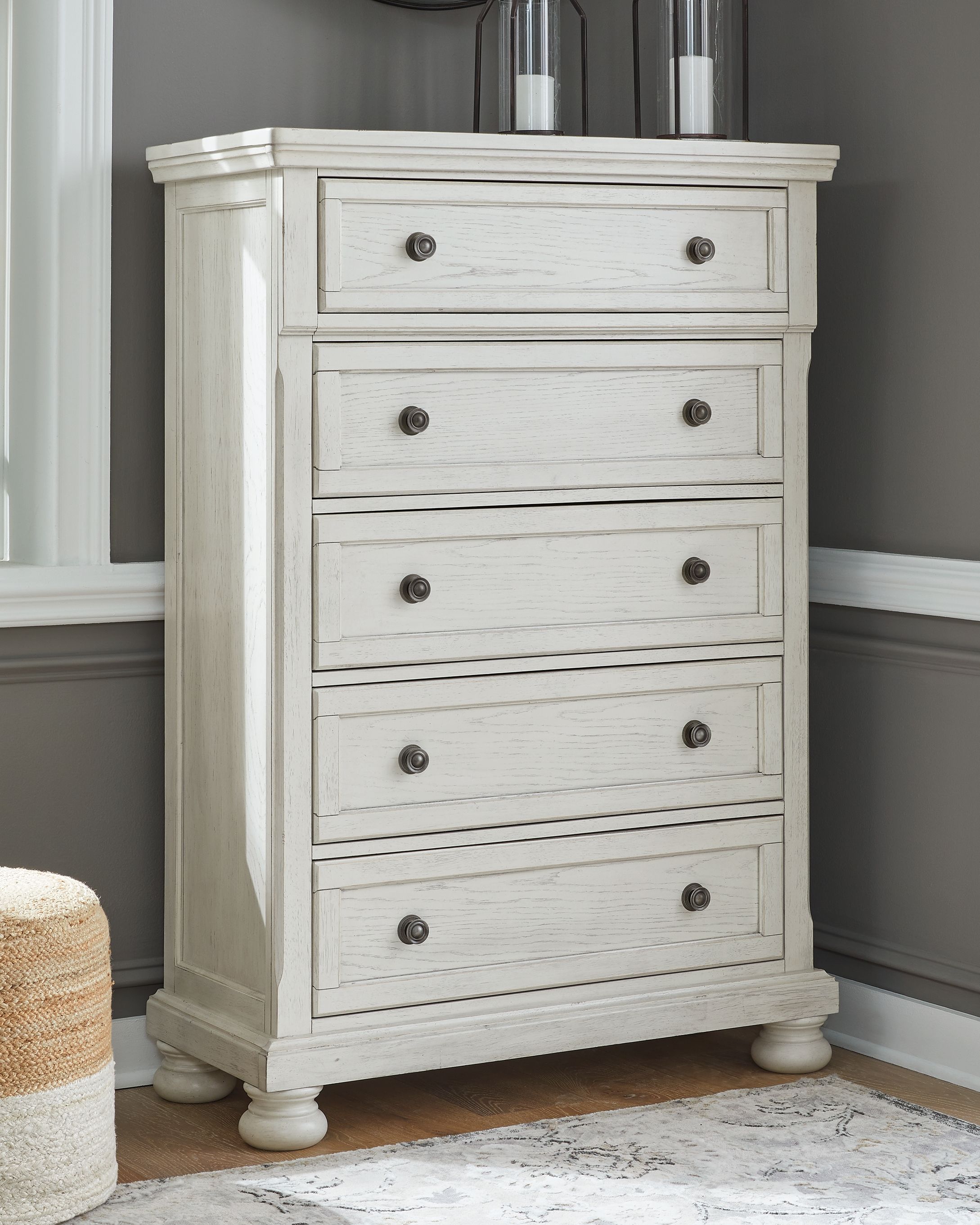 Robbinsdale - 8 Pc. - Dresser, Mirror, Chest, Queen Sleigh Bed with 2 Storage Drawers, 2 Nightstands - Antique White
