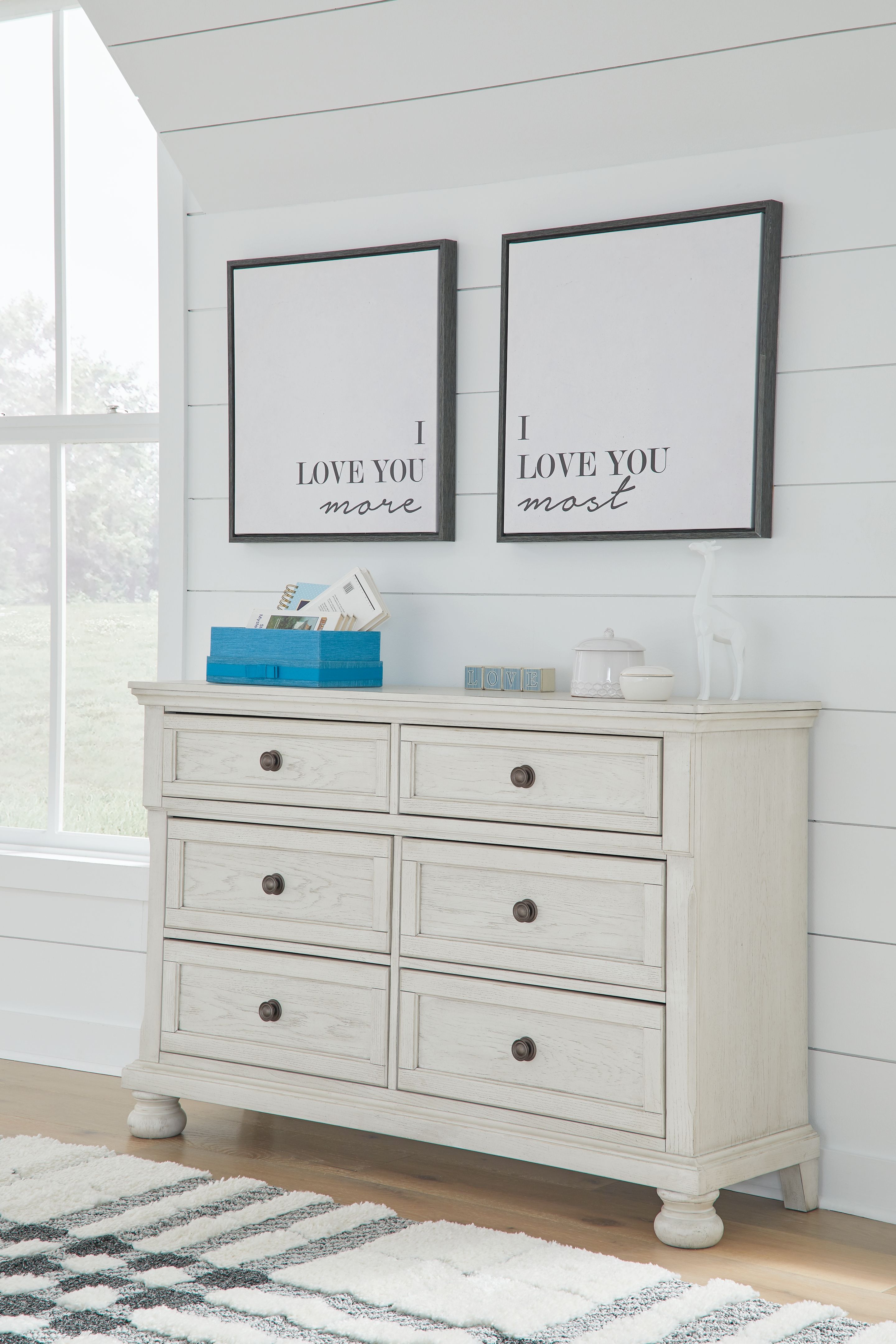 Robbinsdale - Dresser - 6 Drawers - Antique White