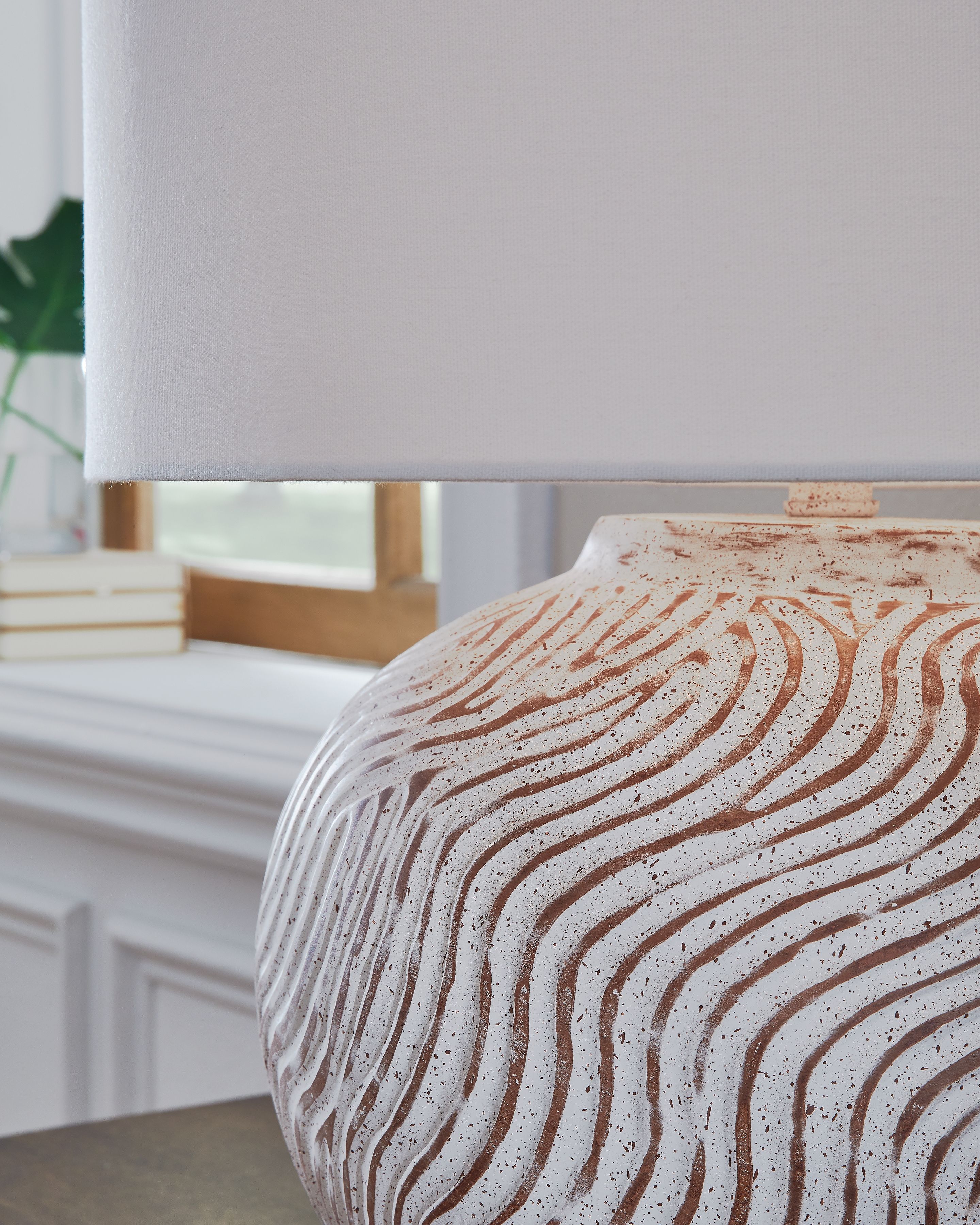 Ashley Furniture Vien - Terracotta Table Lamp - Distressed White - Image 3