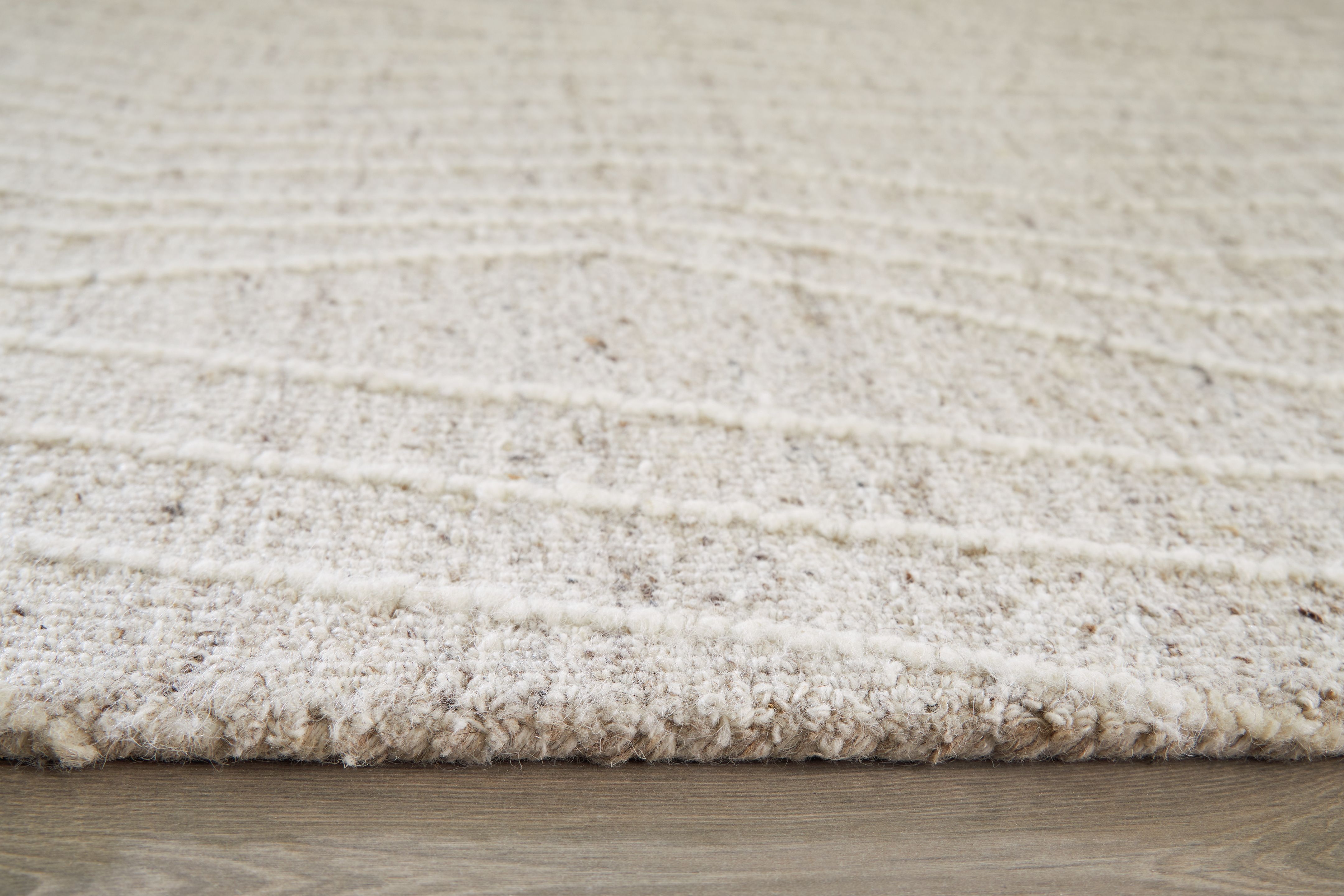 Varahill - 5' x 7' Rug - Gray / Ivory