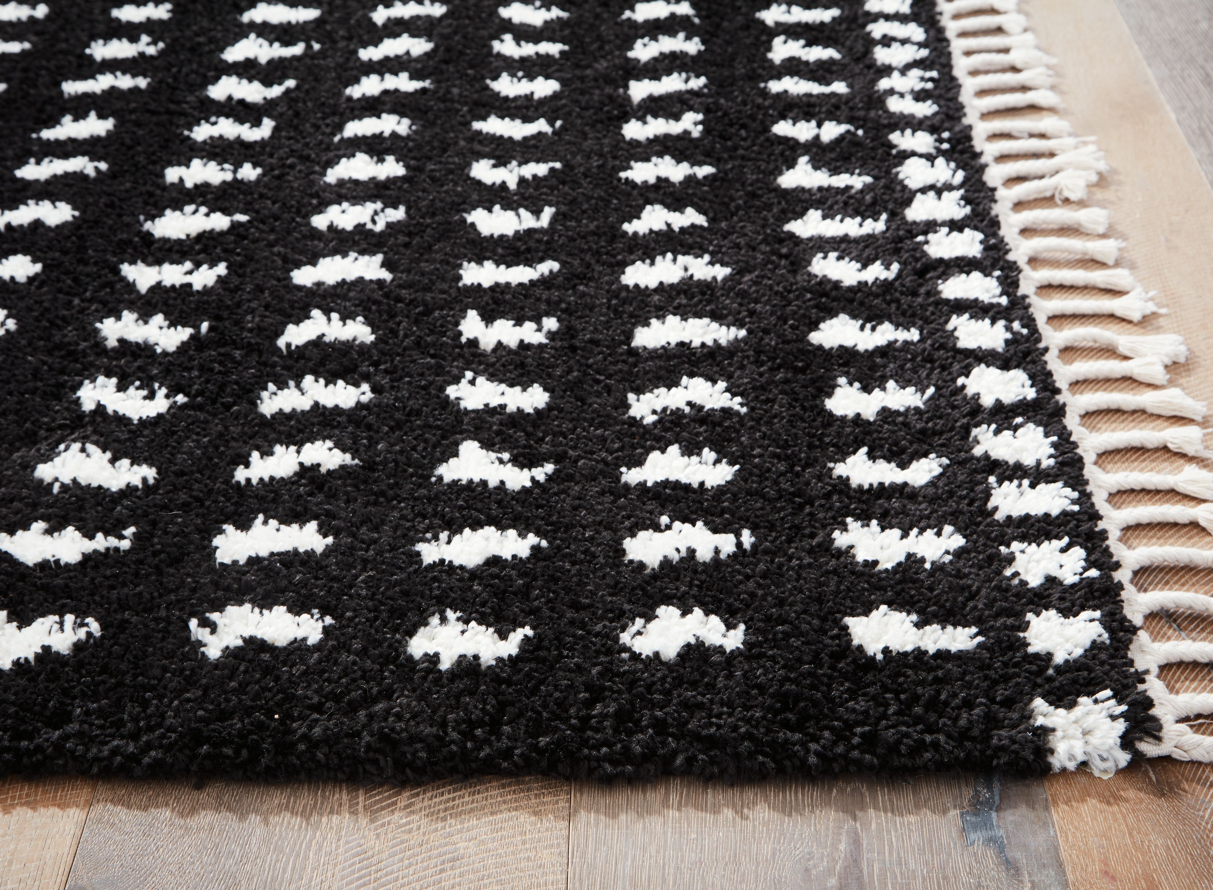 Minston - 5' x 7' Rug - Black / White
