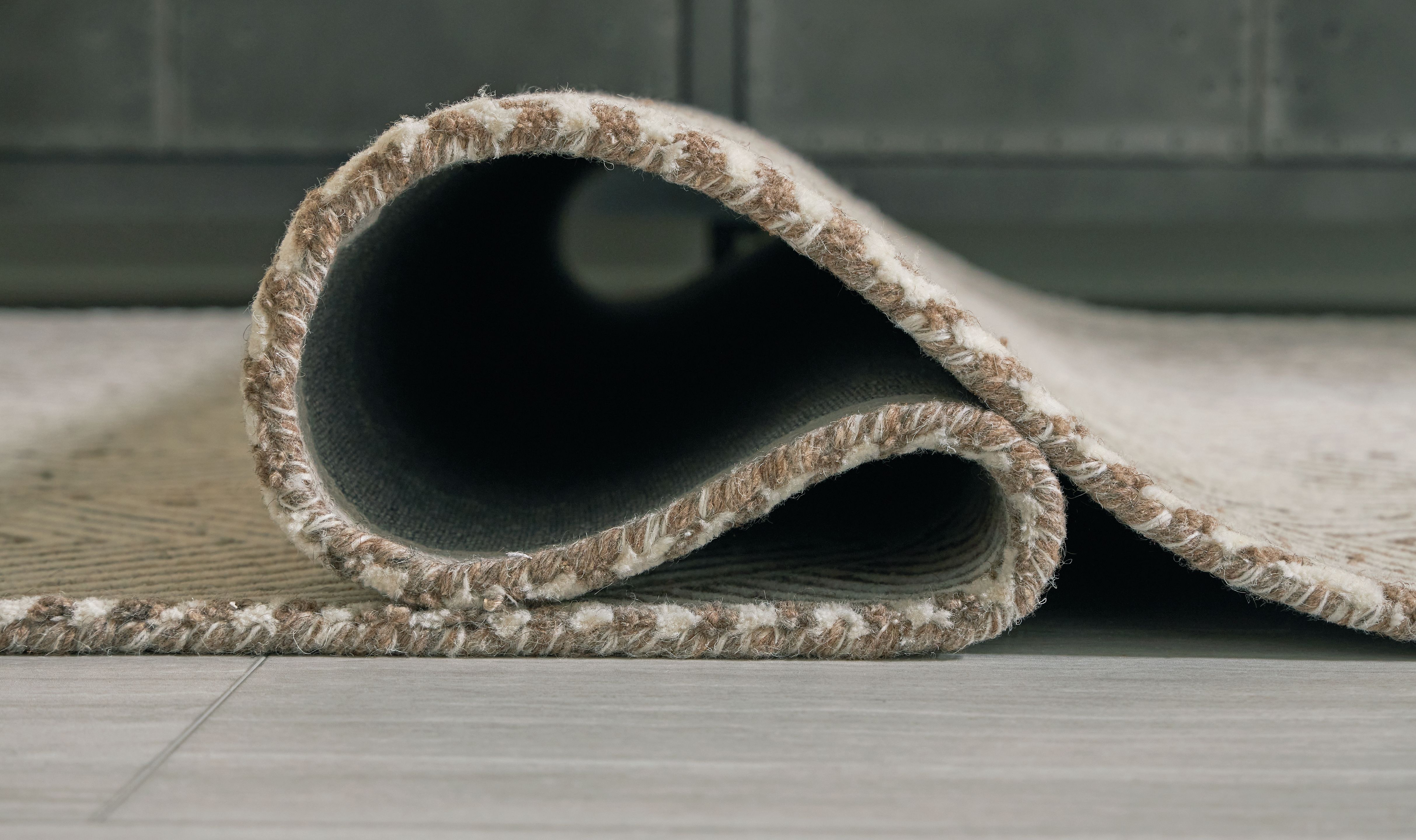 Jadott - 5' x 7' Rug - Beige / Brown