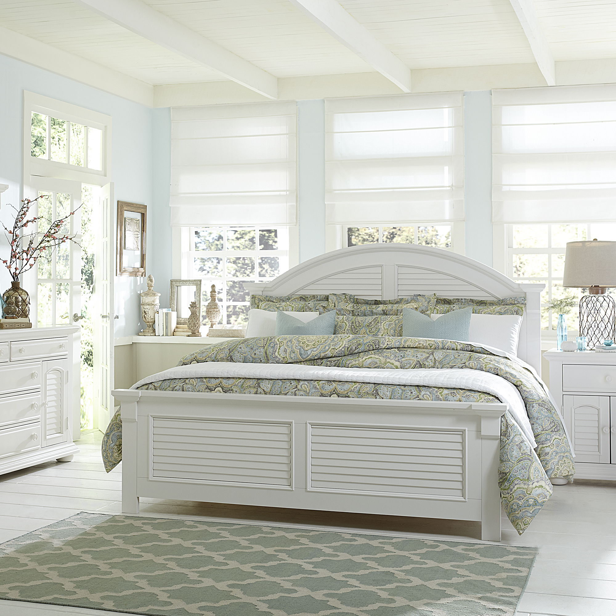 Liberty Furniture Summer House - 5 Piece Bedroom Set (Queen Panel Bed, Dresser & Mirror, Chest, Nightstand) - White
