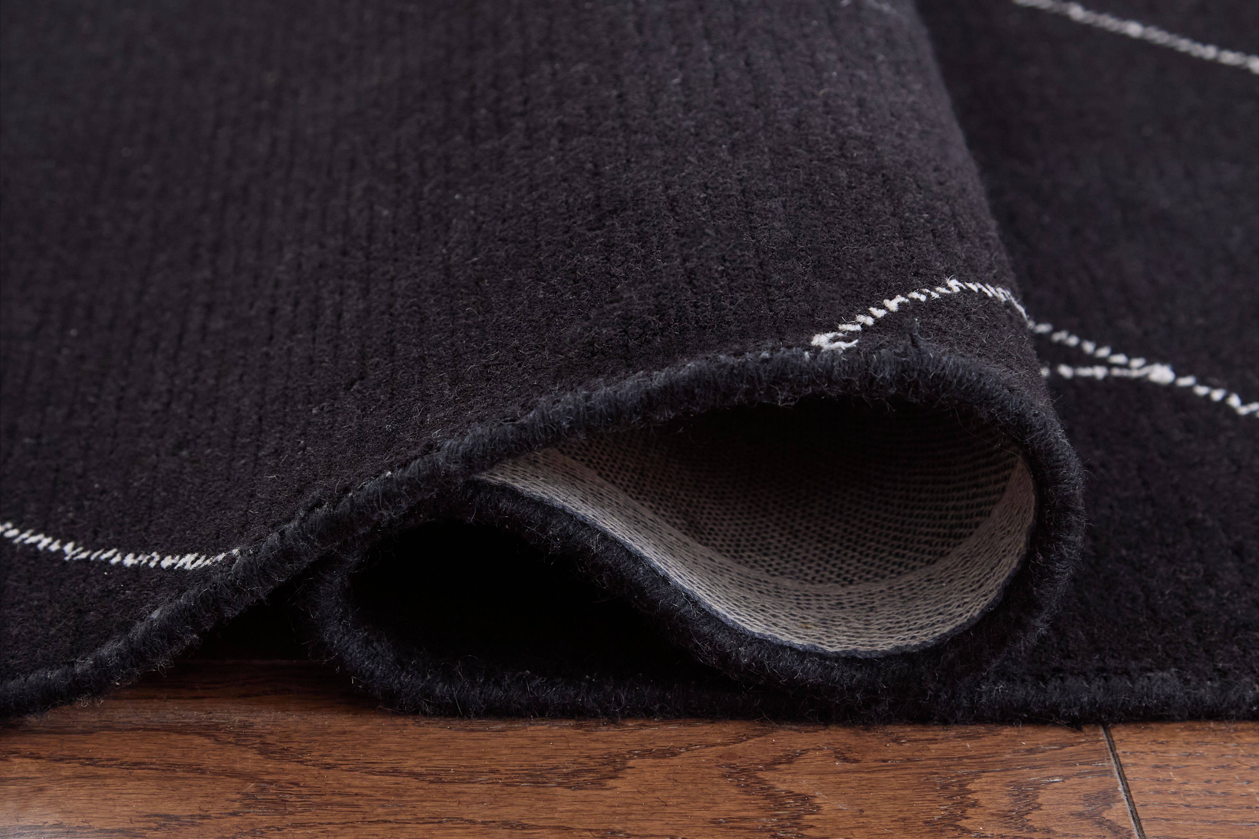 Marav - 5' x 7' Rug - Black / White
