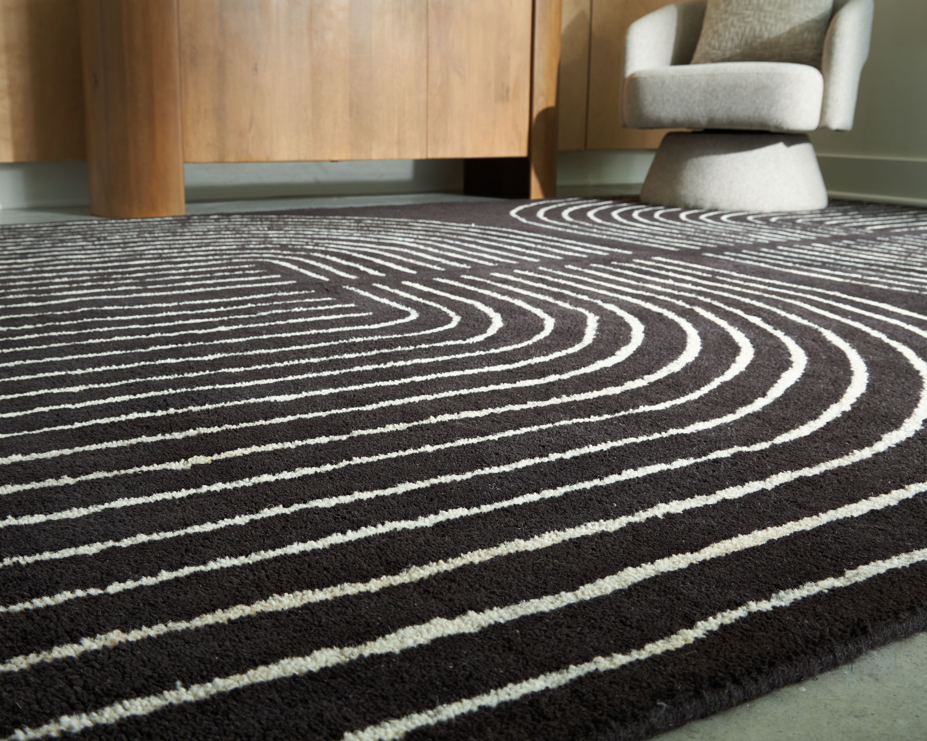Eldonmore - 8' x 10' Rug - Black / Ivory