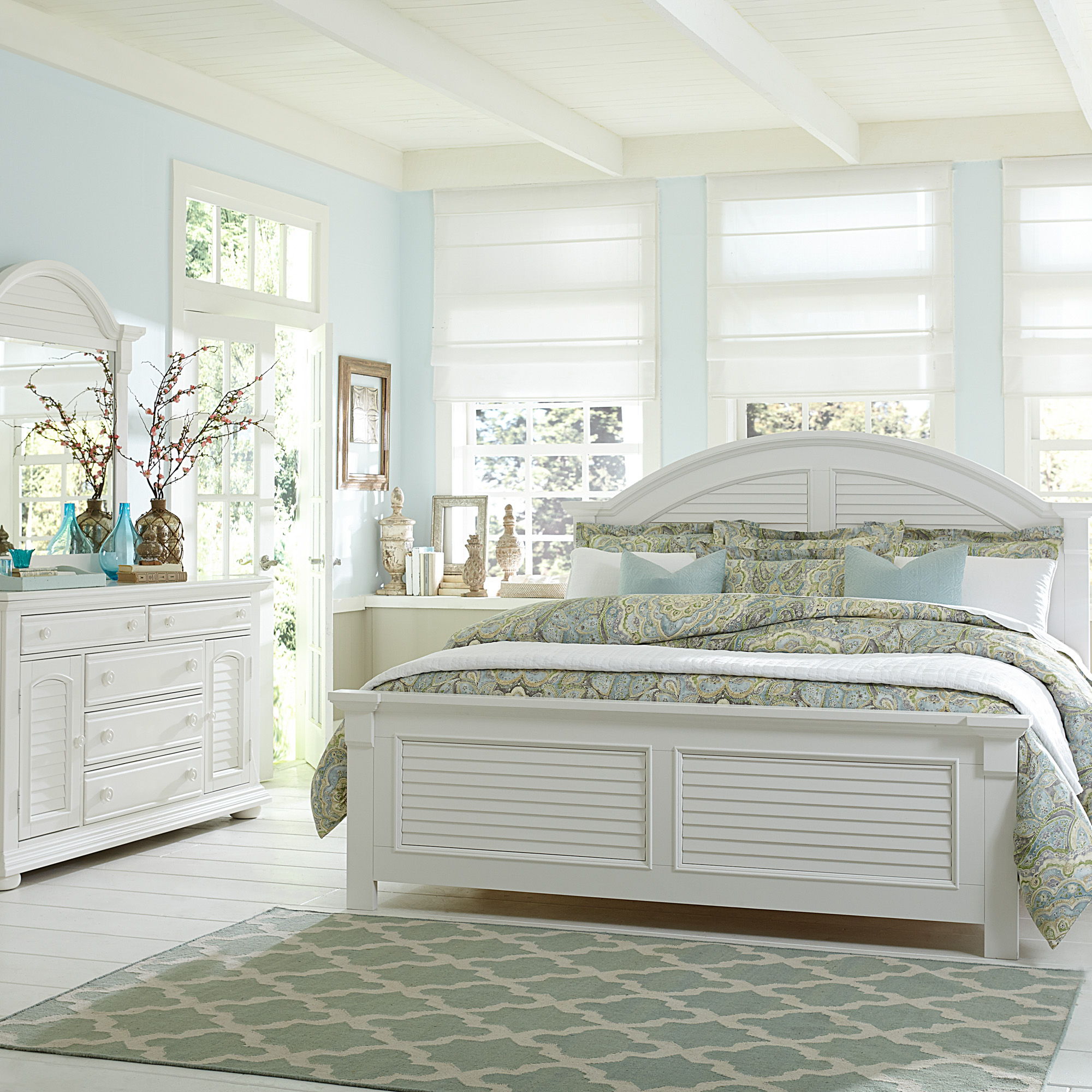 Liberty Furniture Summer House - 4 Piece Bedroom Set (King Panel Bed, Dresser & Mirror, Chest) - White