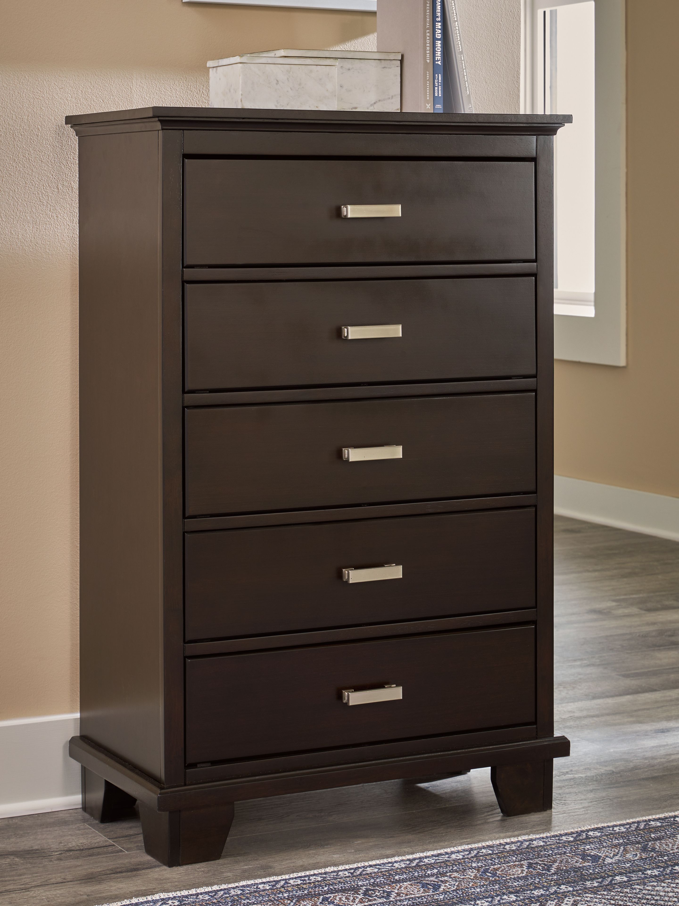 Ashley Furniture Covetown - 5 Pc. - Dresser, Mirror, Chest, Full Panel Bed - Dark Brown - Image 4