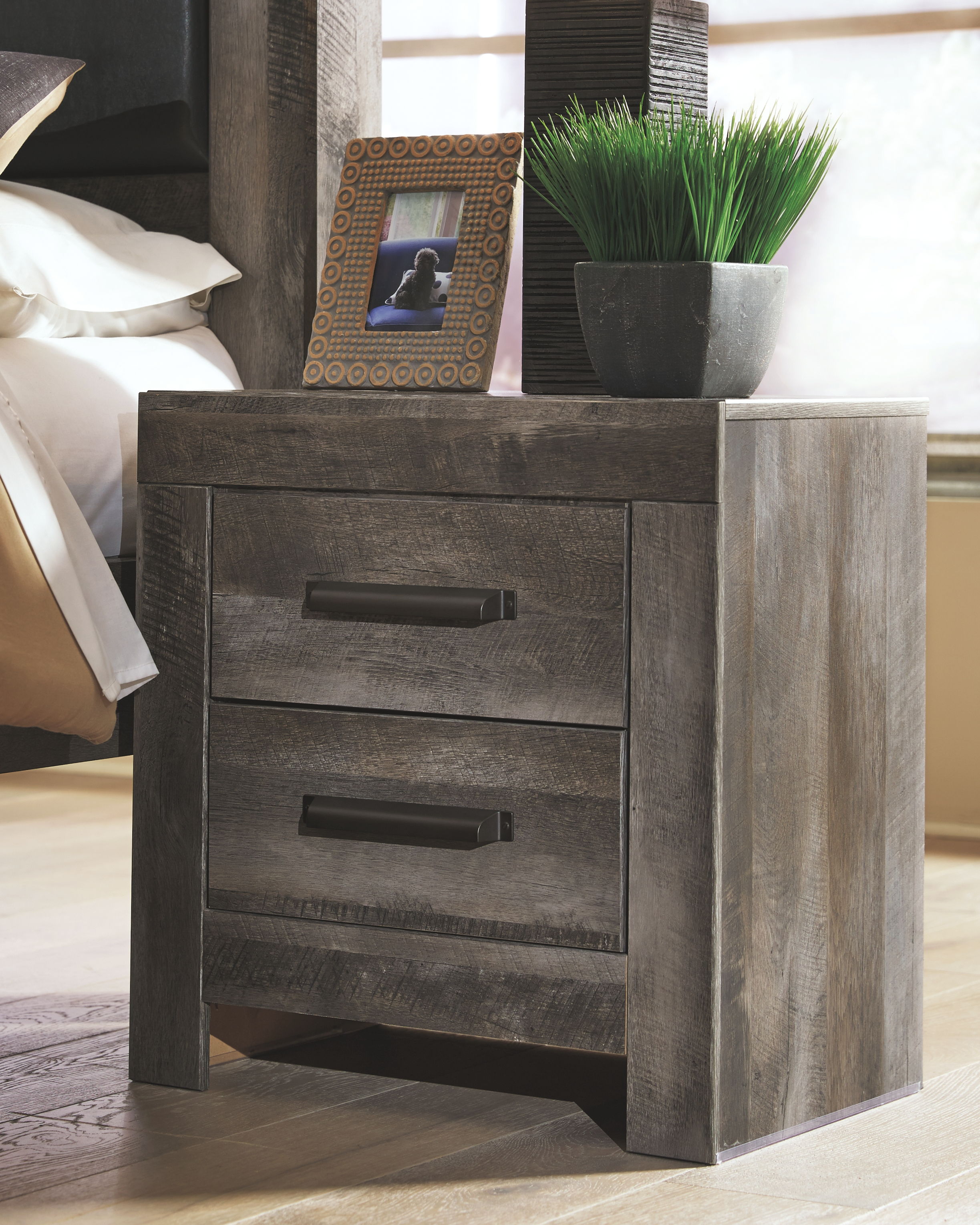 Ashley Furniture Wynnlow - 5 Pc. - King Crossbuck Panel Bed, 2 Nightstands - Gray - Image 2