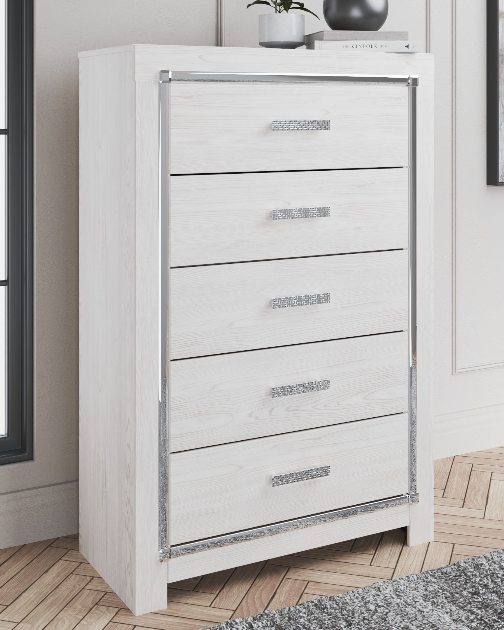 Altyra - 8 Pc. - Dresser, Mirror, Chest, Queen Panel Bed, 2 Nightstands - White