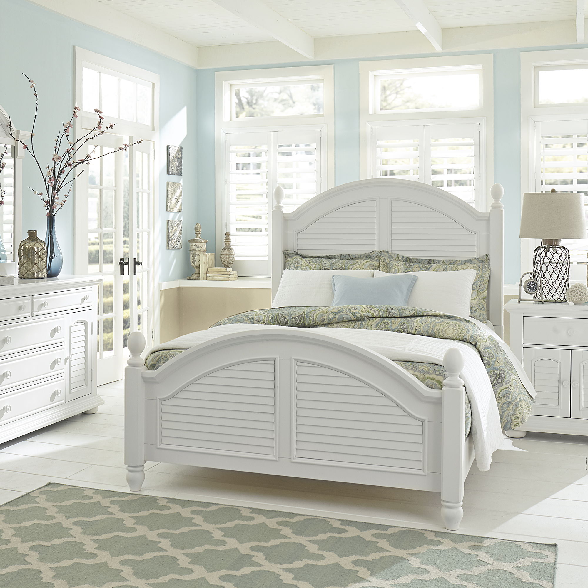 Liberty Furniture Summer House - 5 Piece Bedroom Set (King Poster Bed, Dresser & Mirror, Chest, Nightstand) - White
