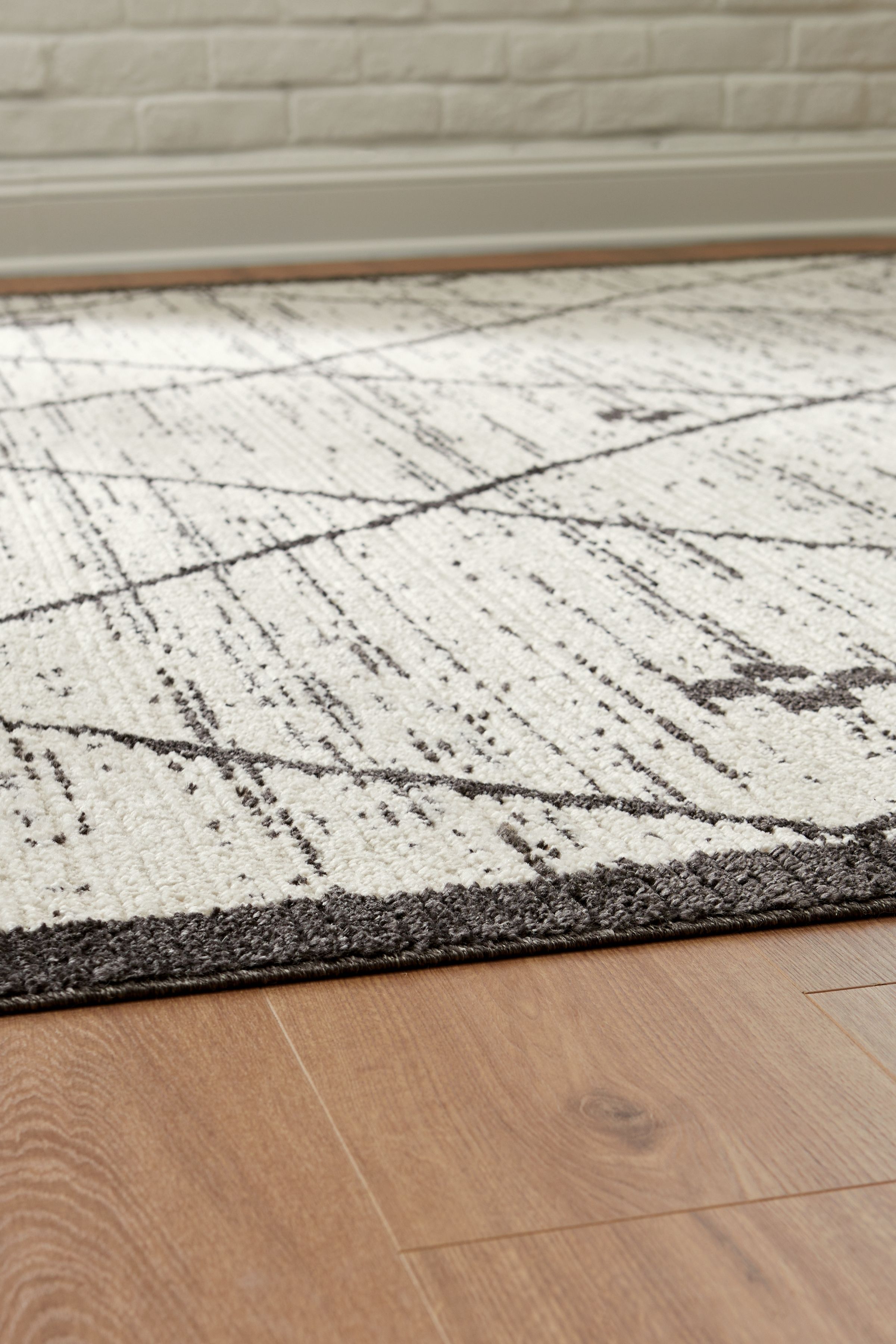 Fenriston - 5' x 8' Rug - Cream / Black