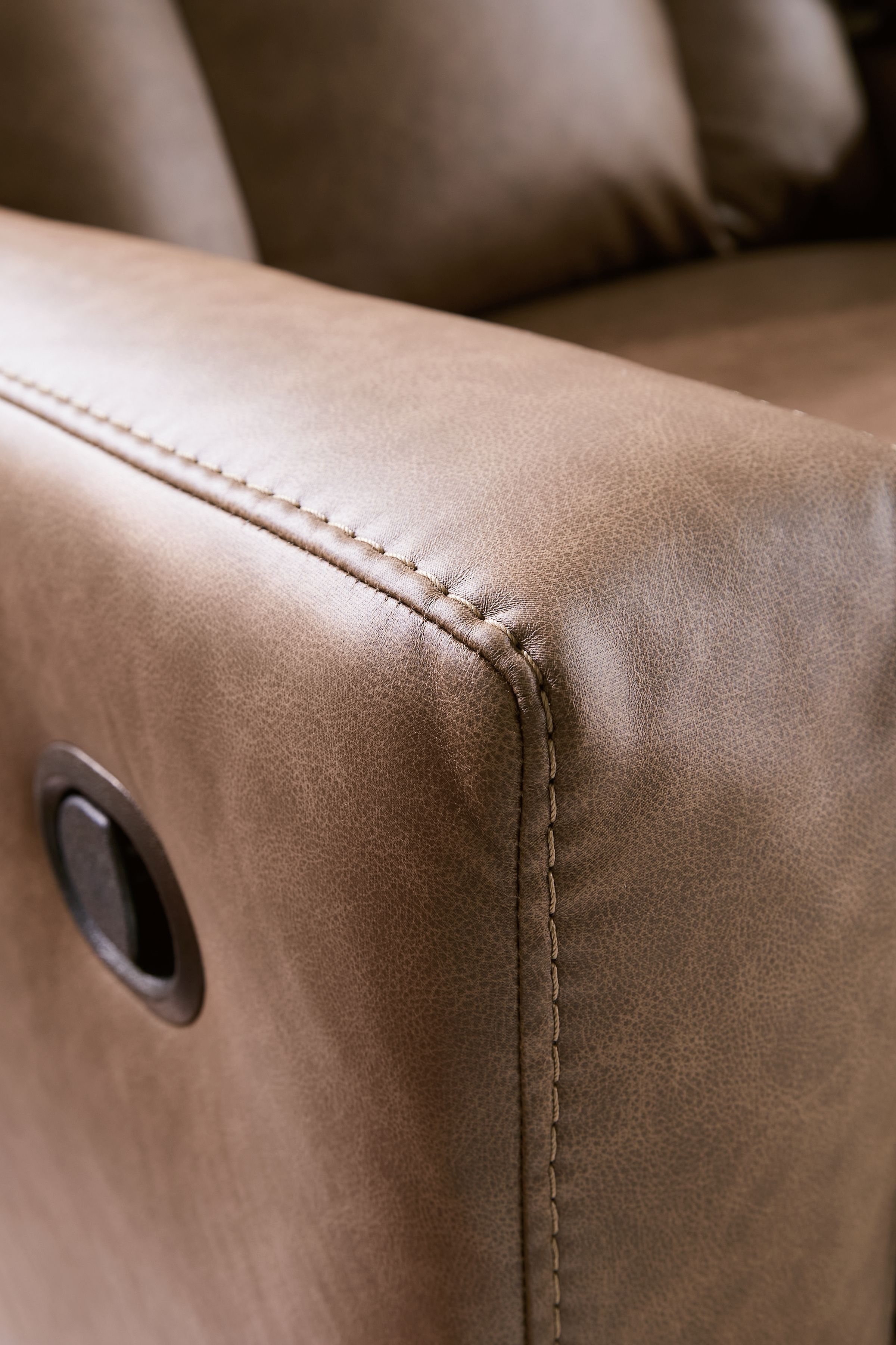 Ashley Furniture Mackmenville - Double Reclining Loveseat With Console - Caramel - Image 9