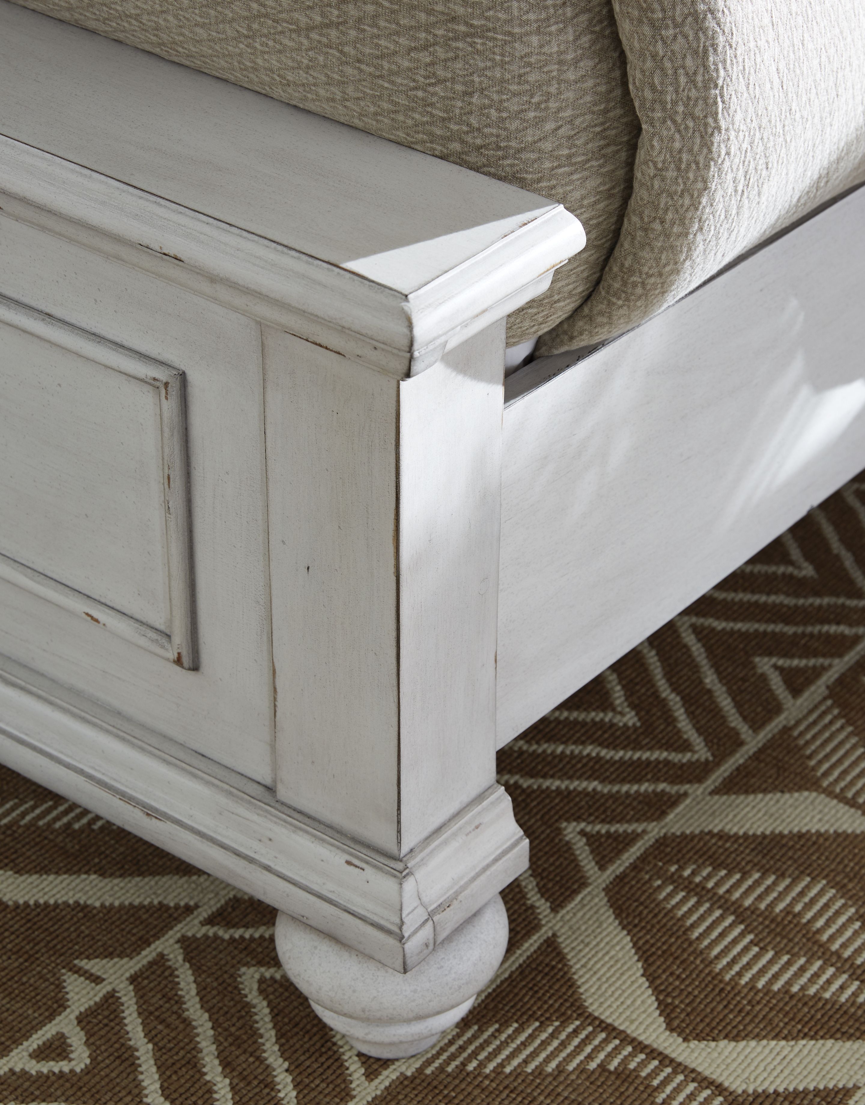 Kanwyn - King Panel Bed With Storage Bench - Whitewash