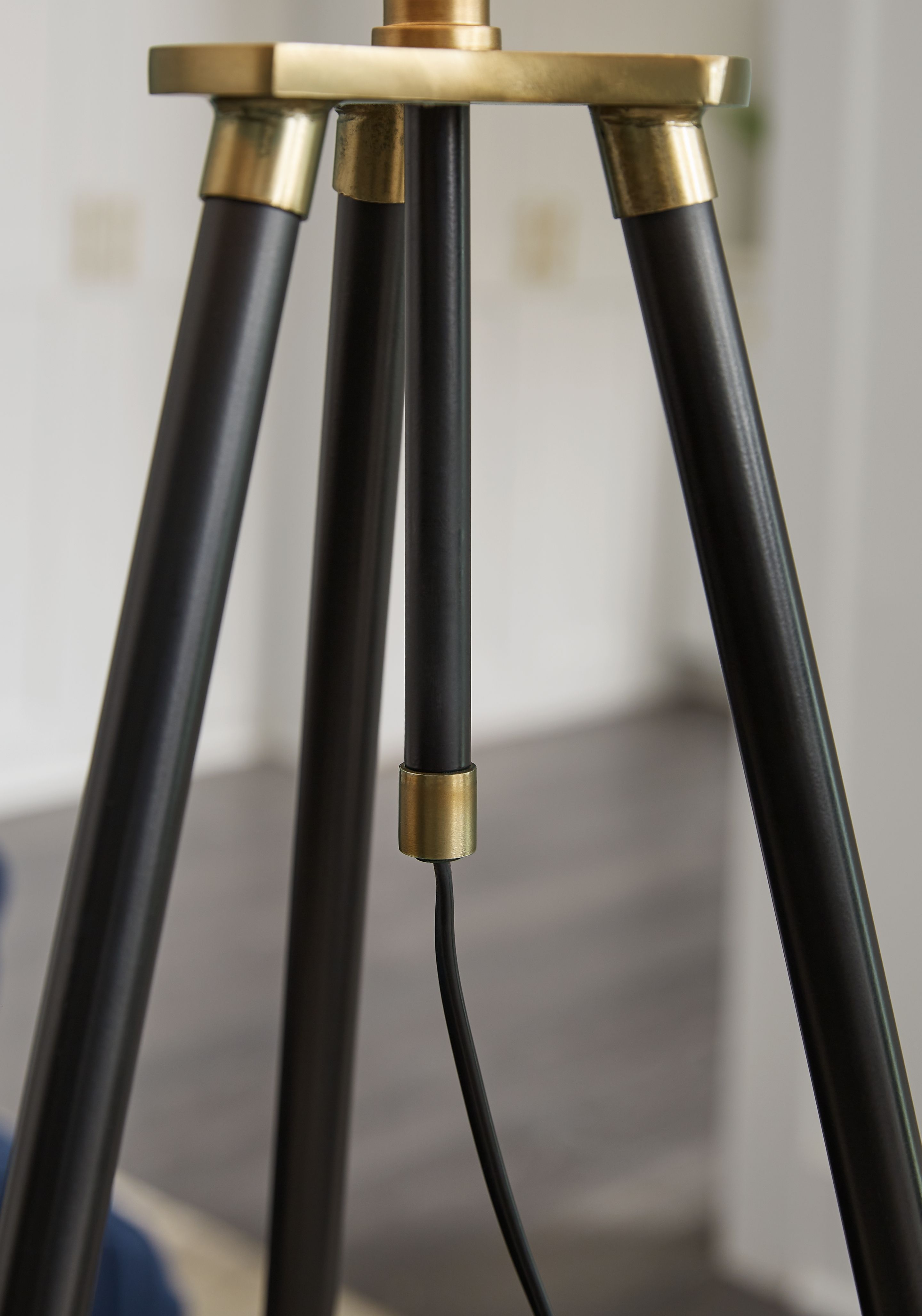 Ashley Furniture Cashner - Metal Floor Lamp - Black / Gold Finish - Image 4