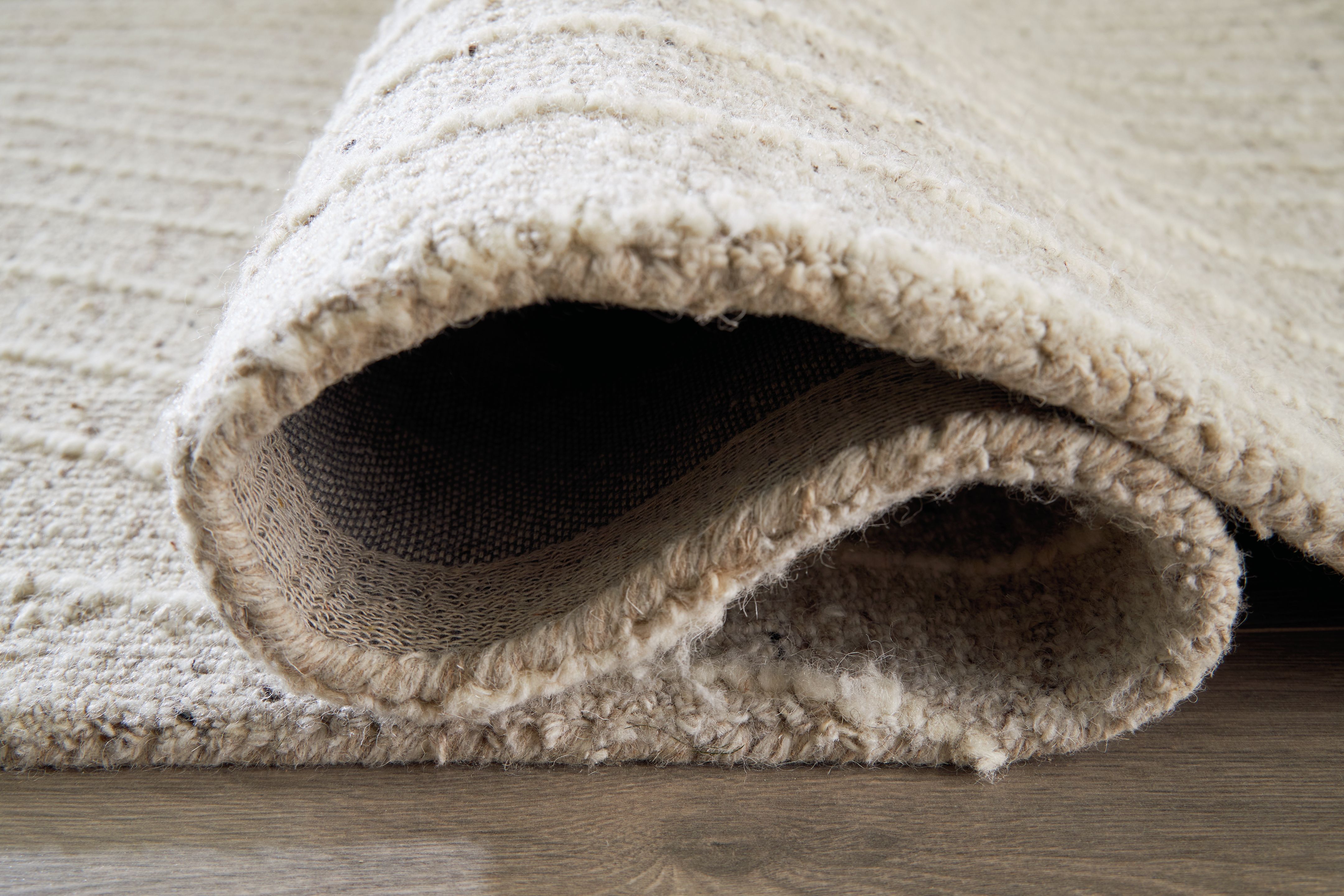 Varahill - 5' x 7' Rug - Gray / Ivory