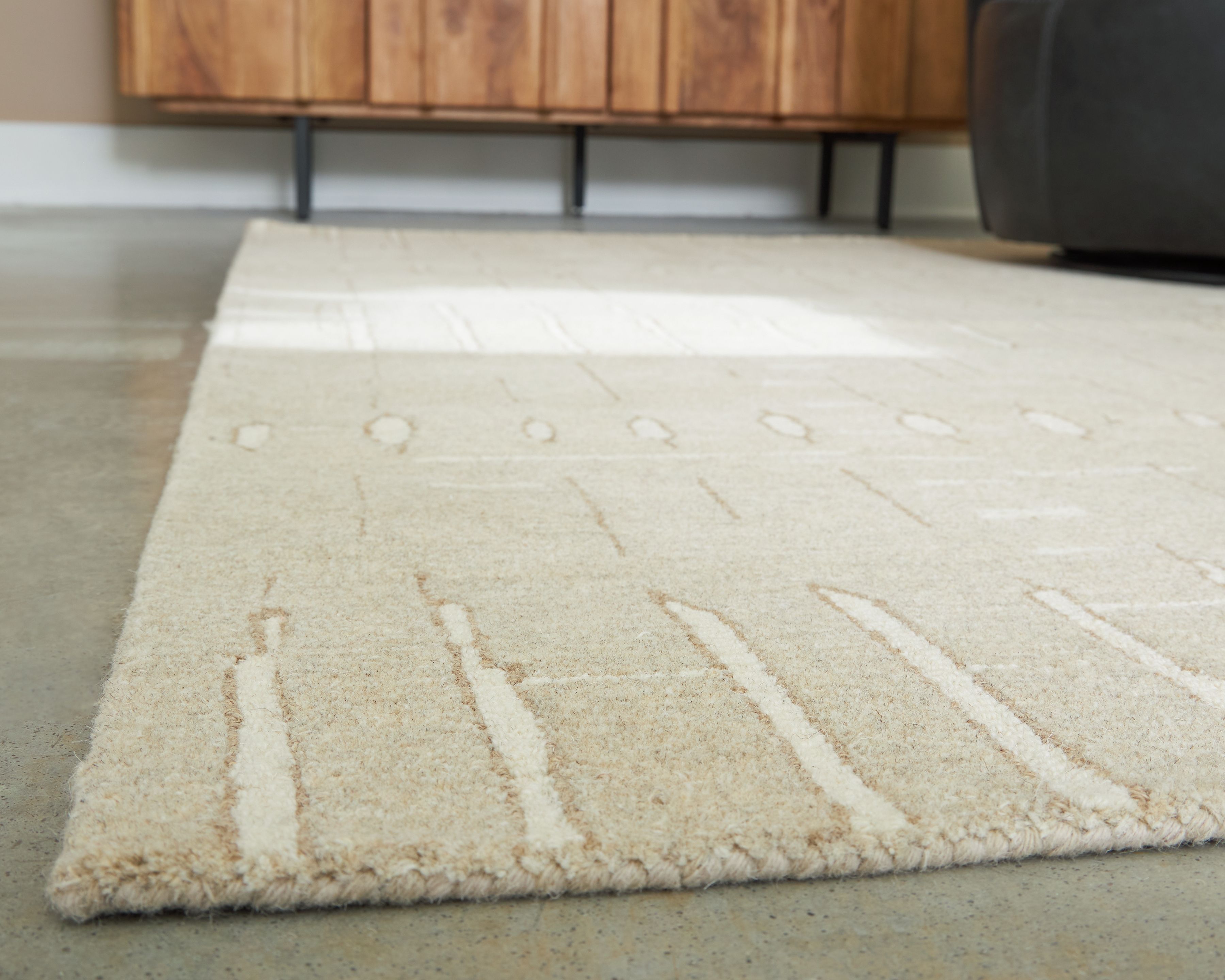 Wolbert - 5' x 7' Rug - Tan / Ivory