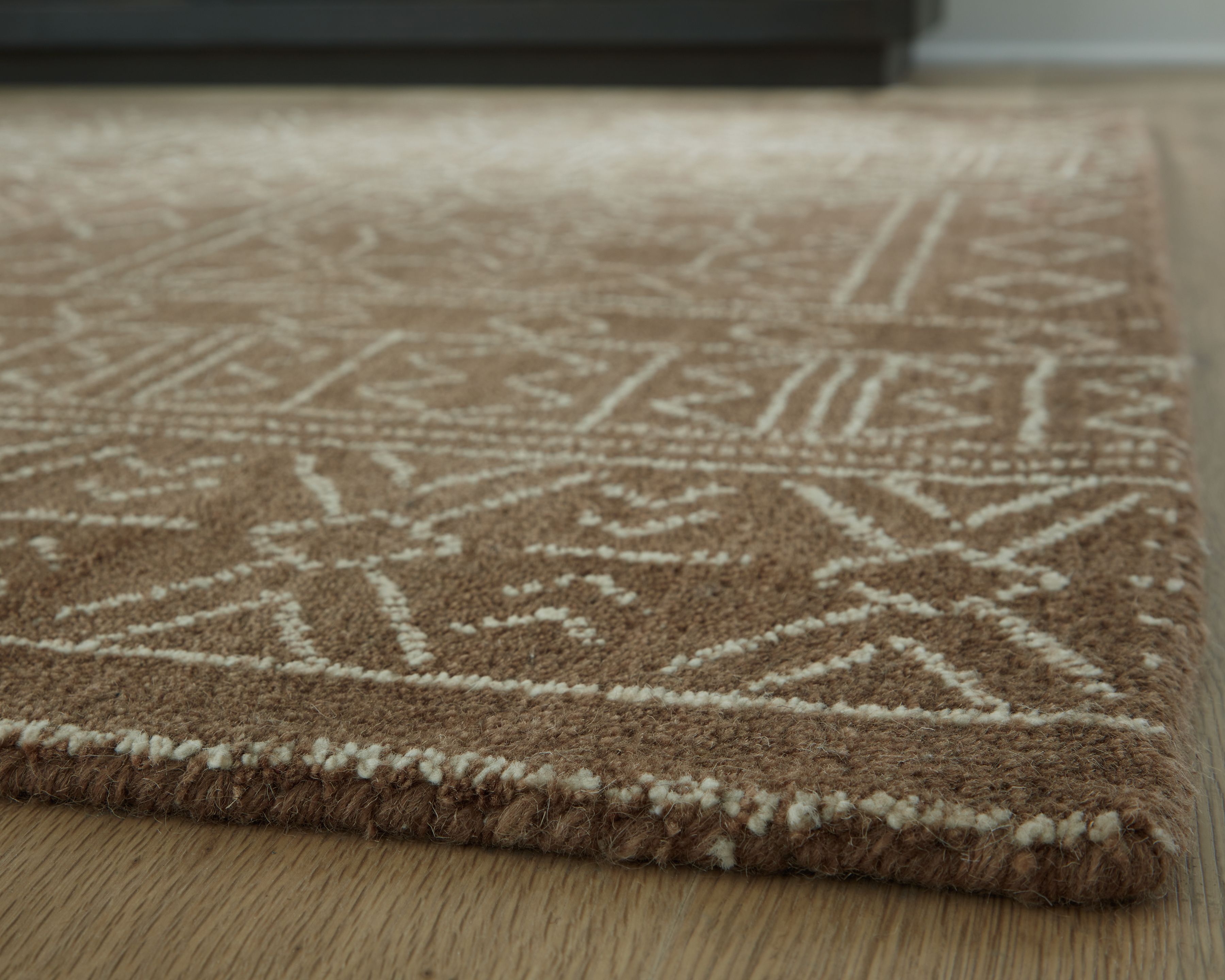 Merrittman - 5' x 7' Rug - Brown / Ivory