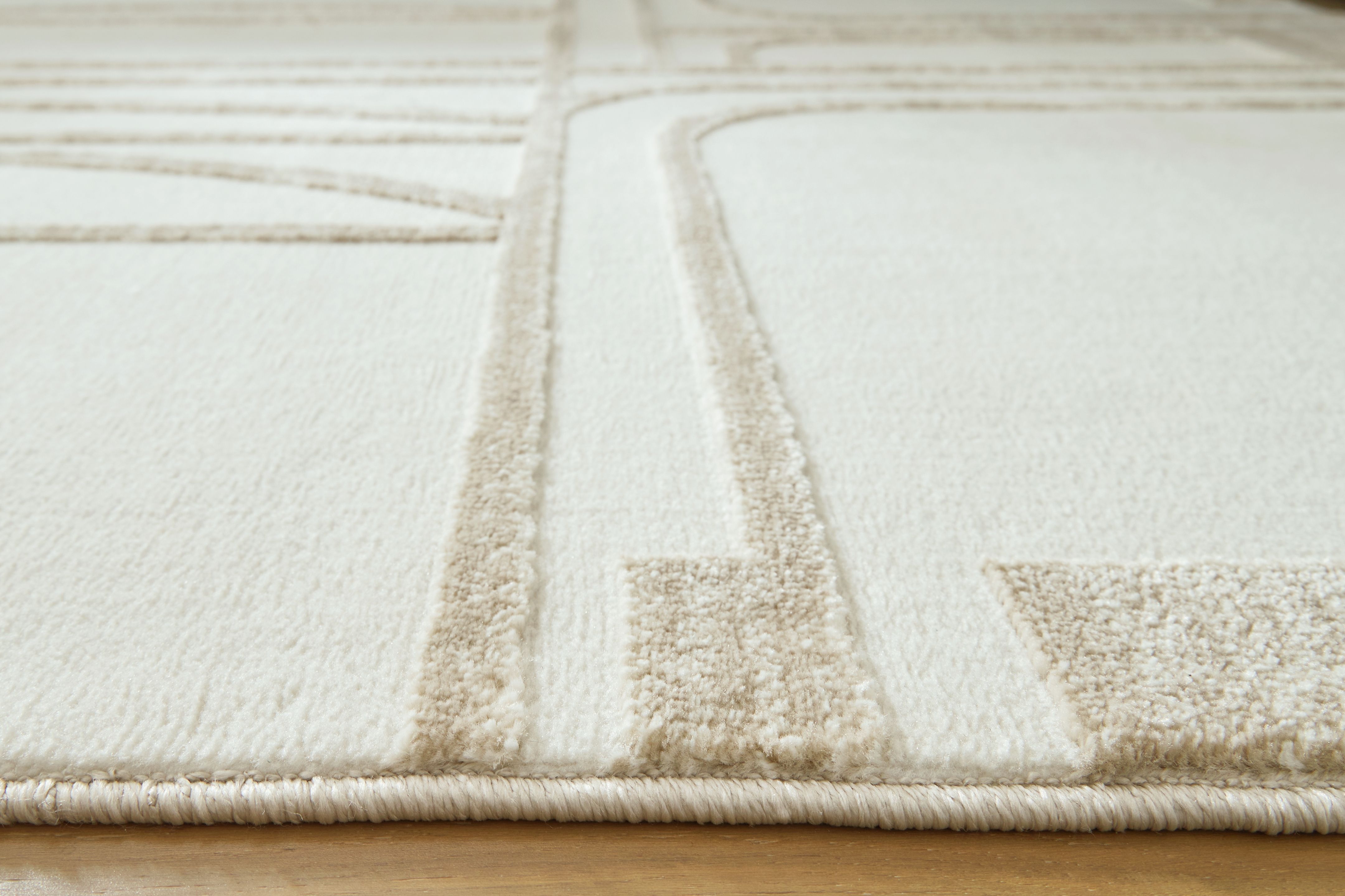 Farongrove - 5' x 7' Rug - Ivory / Beige