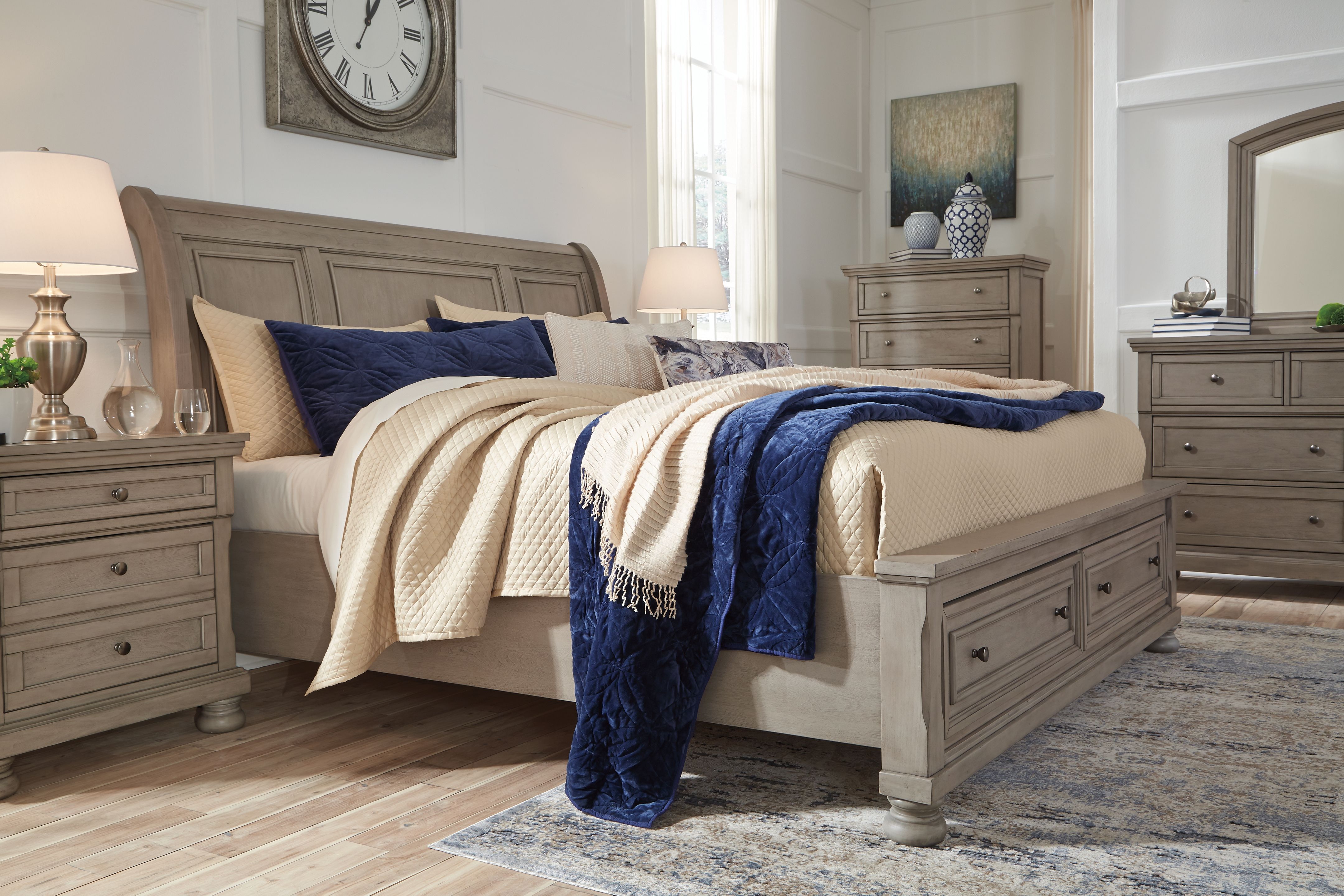 Lettner - Queen Sleigh Bed With 2 Storage Drawers - Light Gray