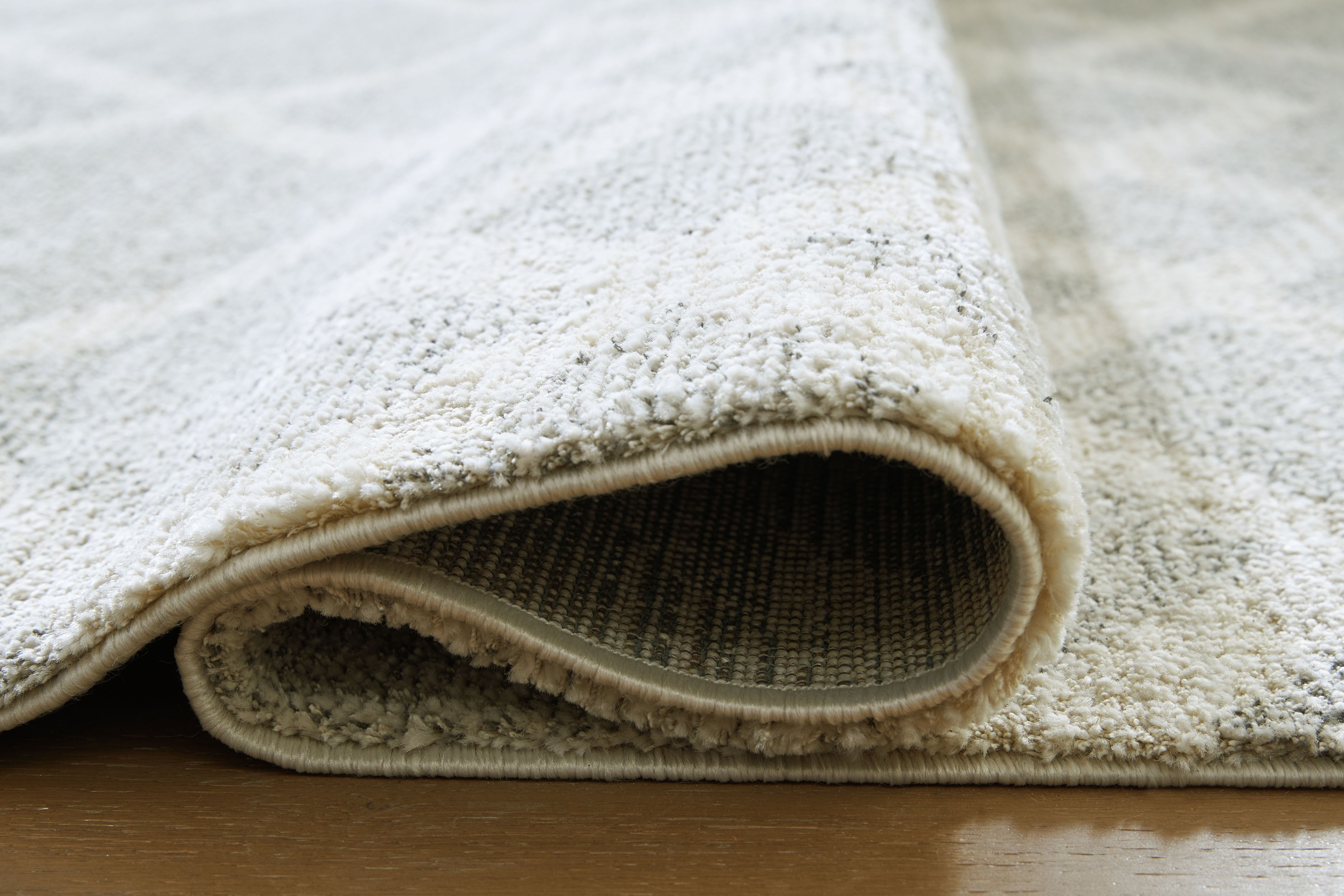Unawick - 5' x 7' Rug - Gray / Ivory
