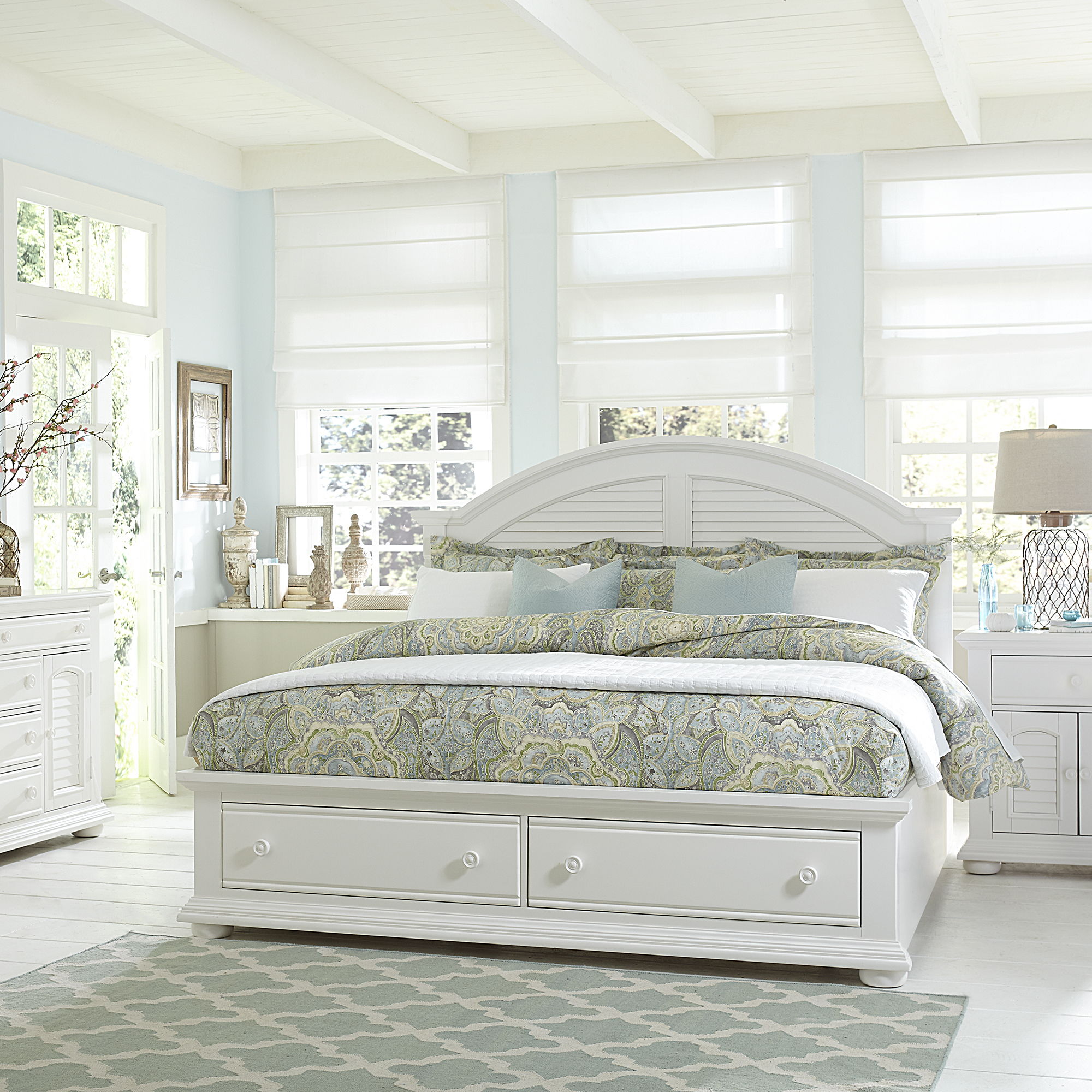 Liberty Furniture Summer House - 4 Piece Bedroom Set (King Storage Bed, Dresser & Mirror, Nightstand) - White