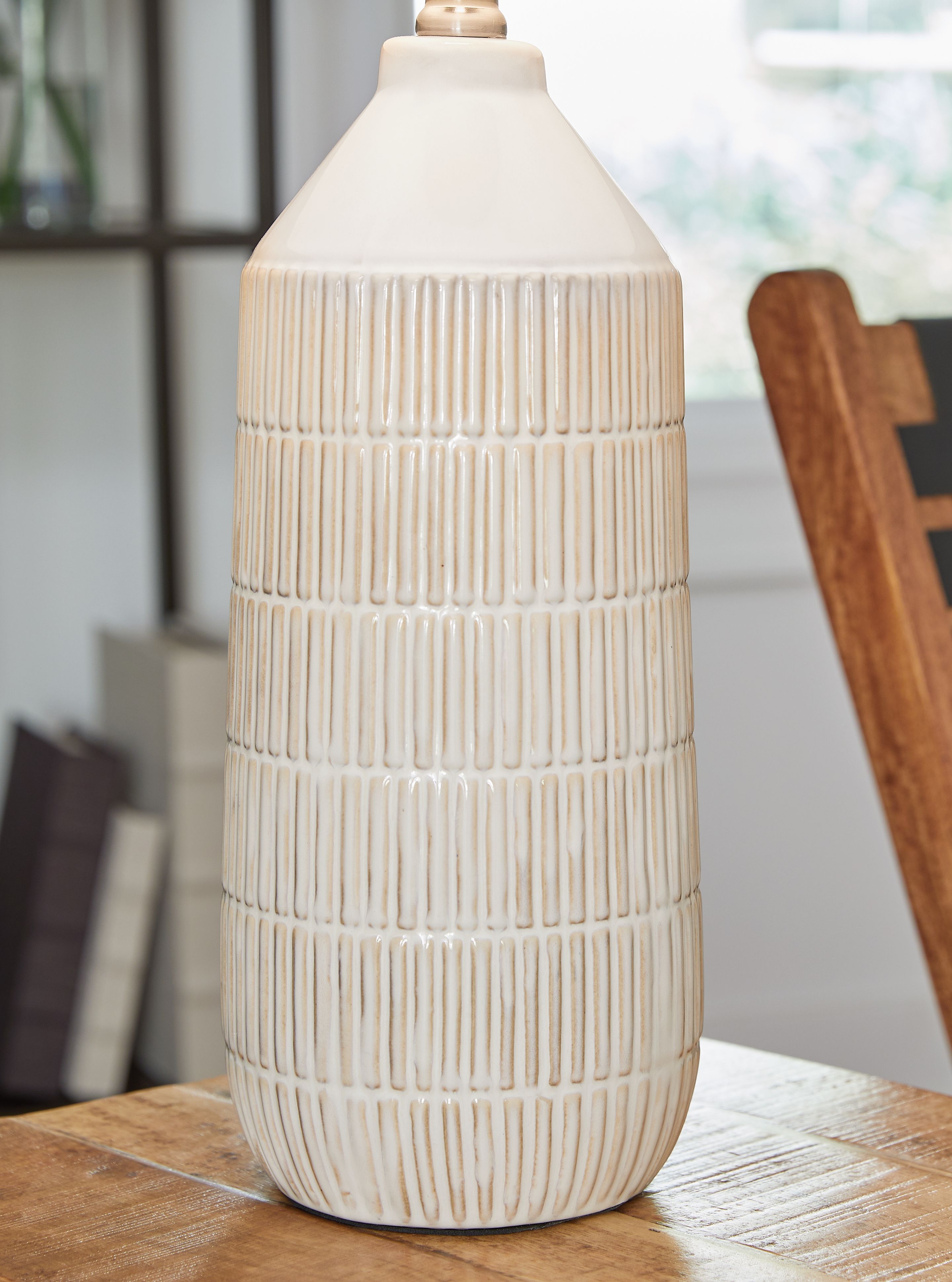 Ashley Furniture Willport - Ceramic Table Lamp (Set of 2) - Off White - Image 4
