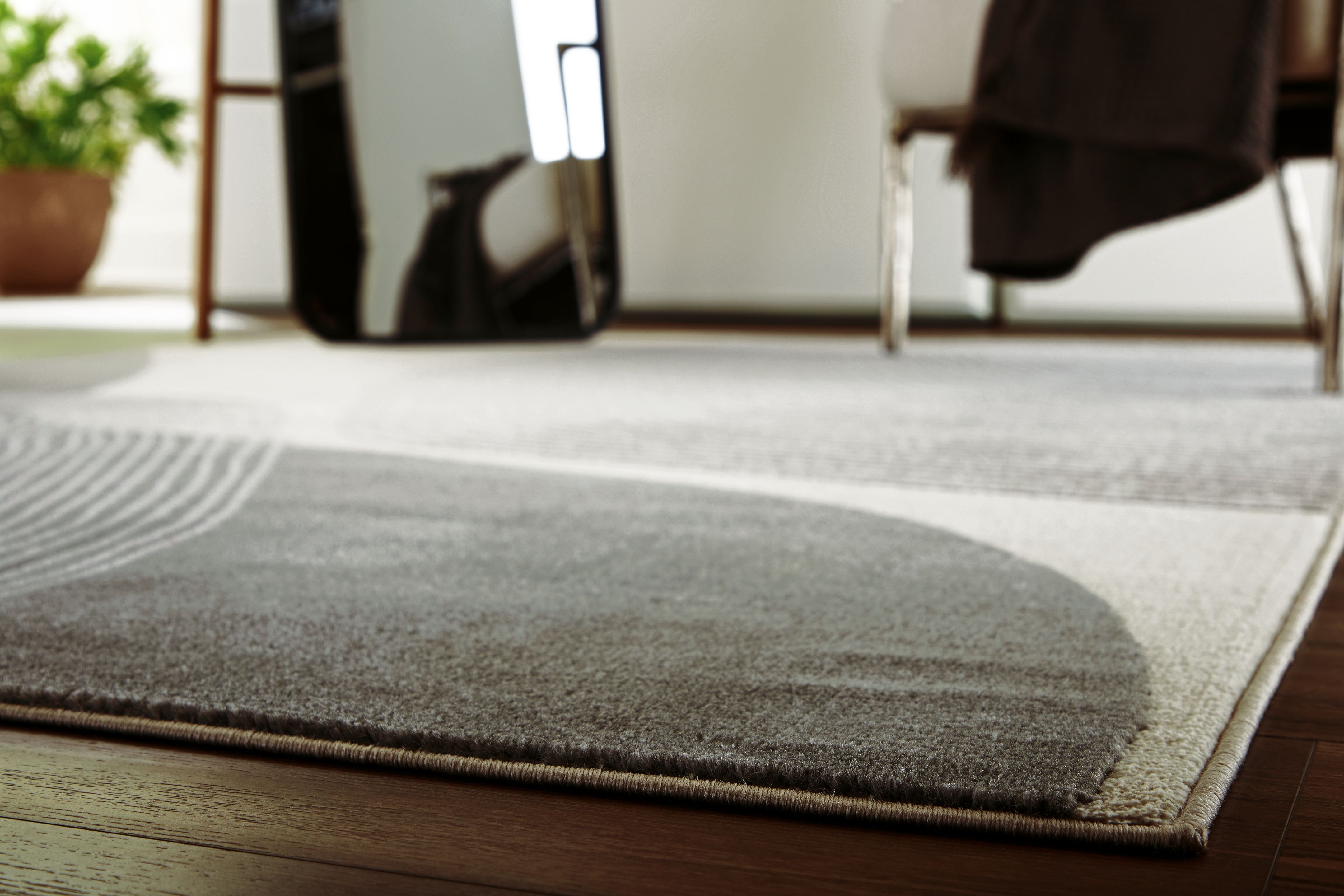 Winderburg - 5' x 7' Rug - Gray / Ivory