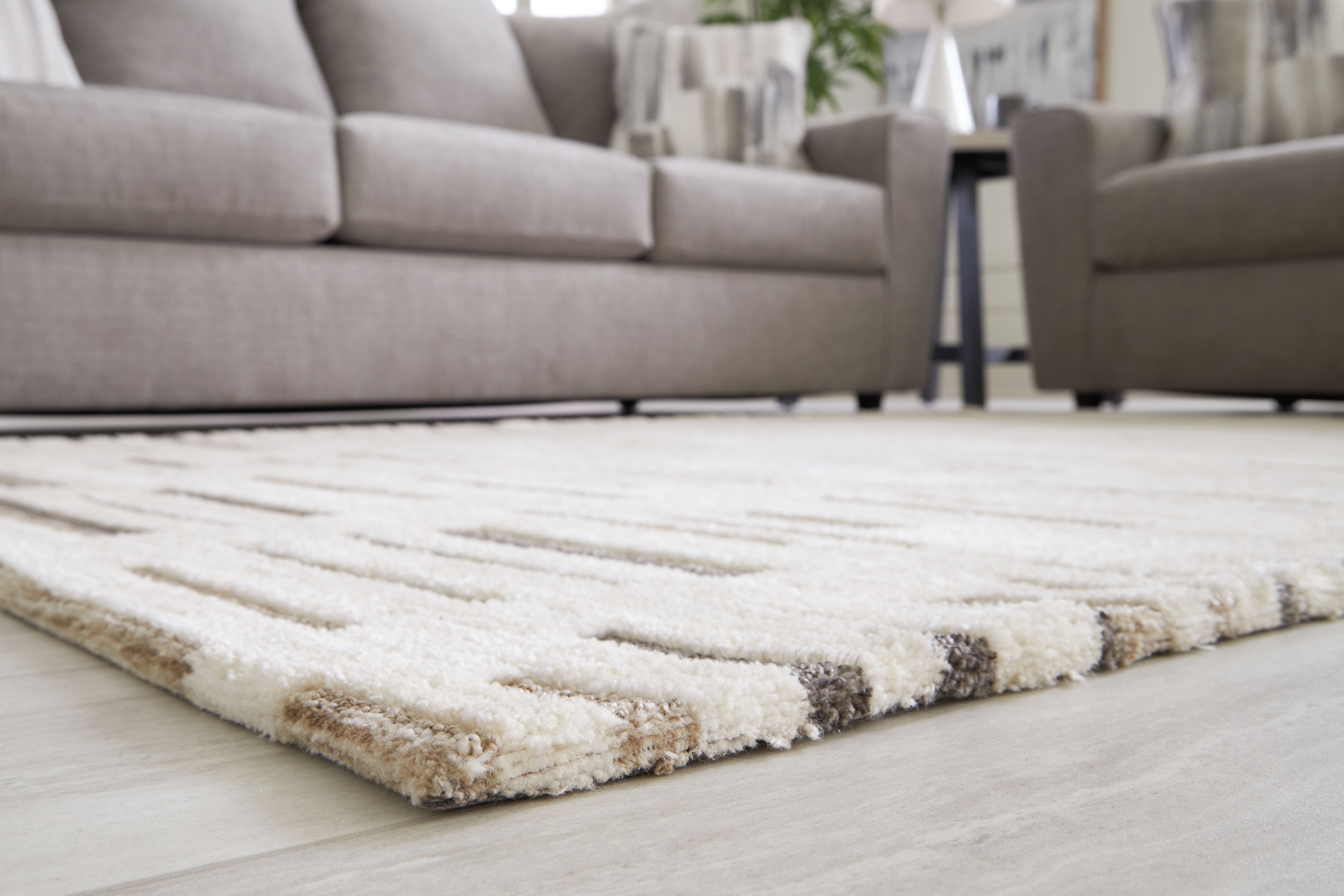 Leesdale - 5' x 7' Rug - Ivory / Brown / Black
