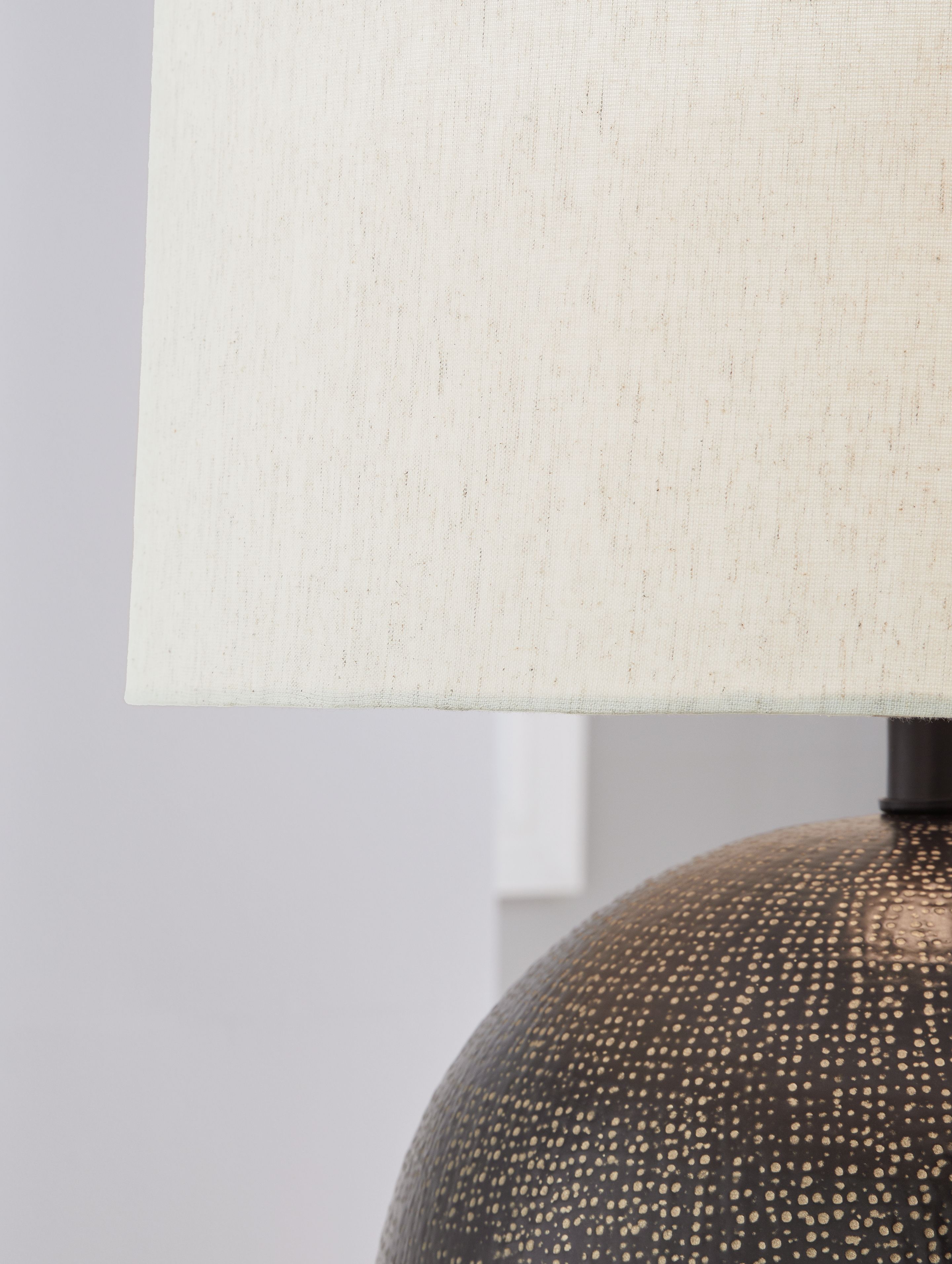Ashley Furniture Hambell - Metal Table Lamp - Black / Gold Finish - Image 3