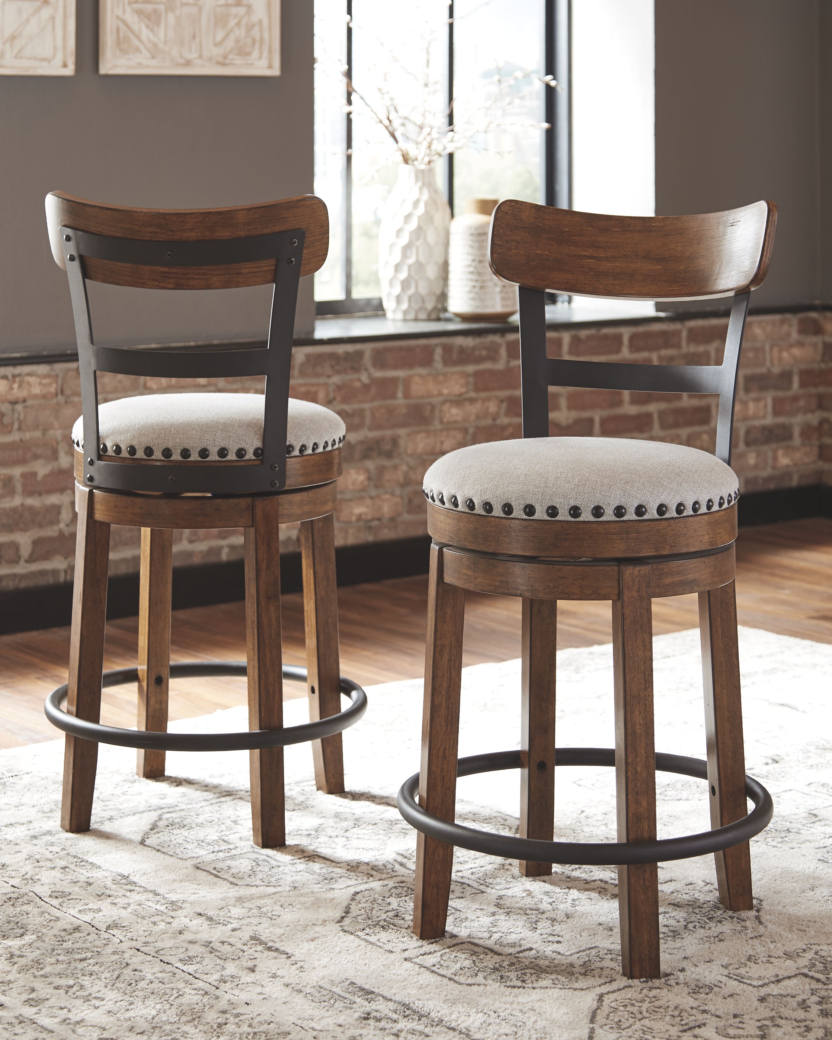 Valebeck - 5 Pc. - Counter Table, 4 Upholstered Barstools - White