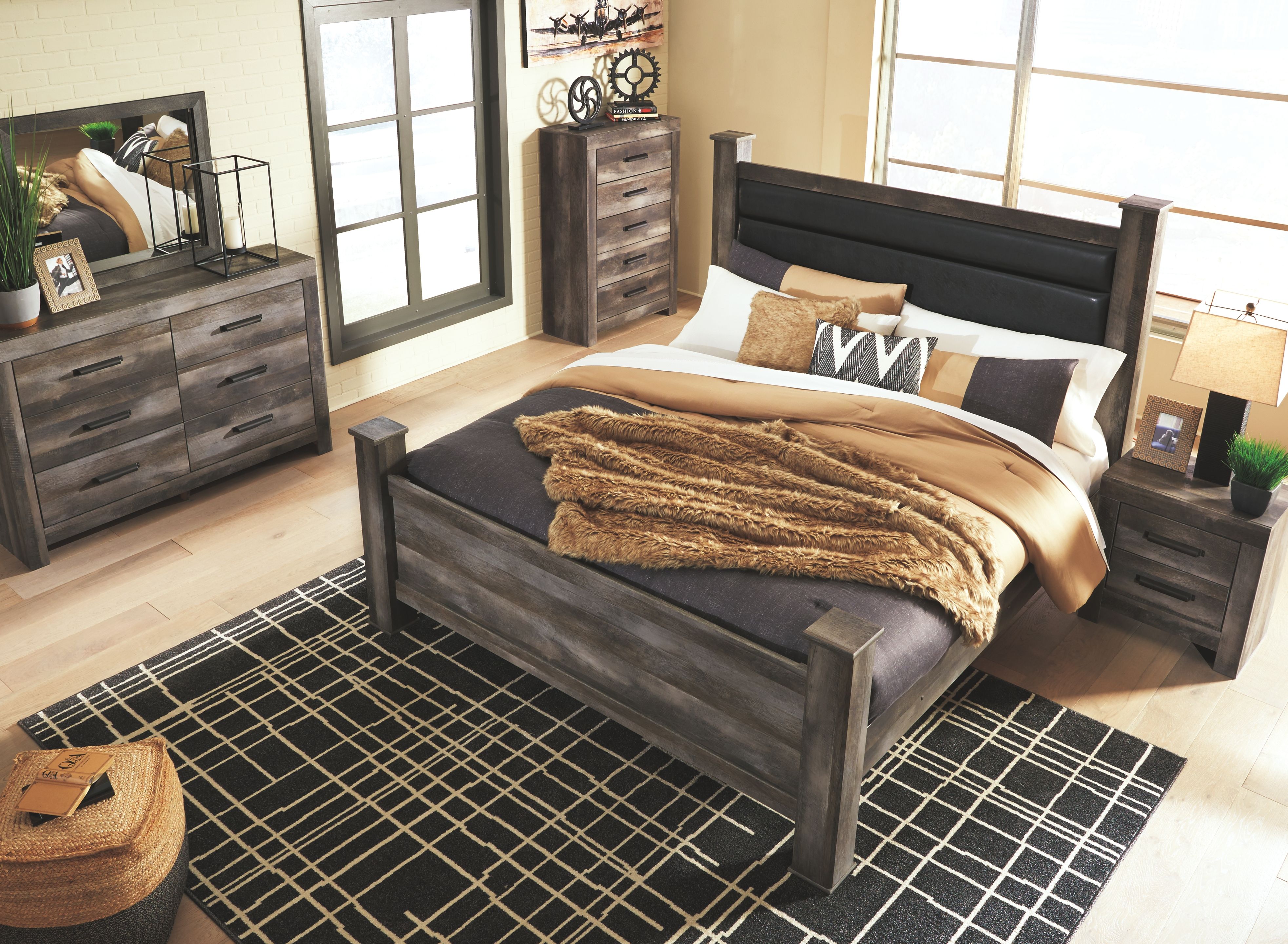 Wynnlow - 8 Pc. - Dresser, Mirror, King Poster Bed, 2 Nightstands - Gray