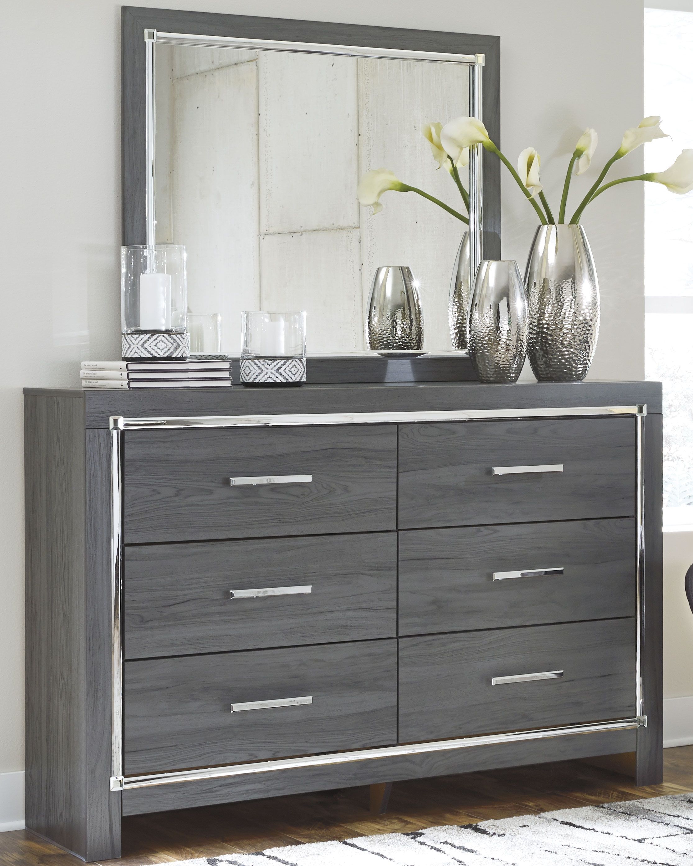 Lodanna - 5 Pc. - Dresser, Mirror, King Panel Bed with 2 Storage Drawers - Gray