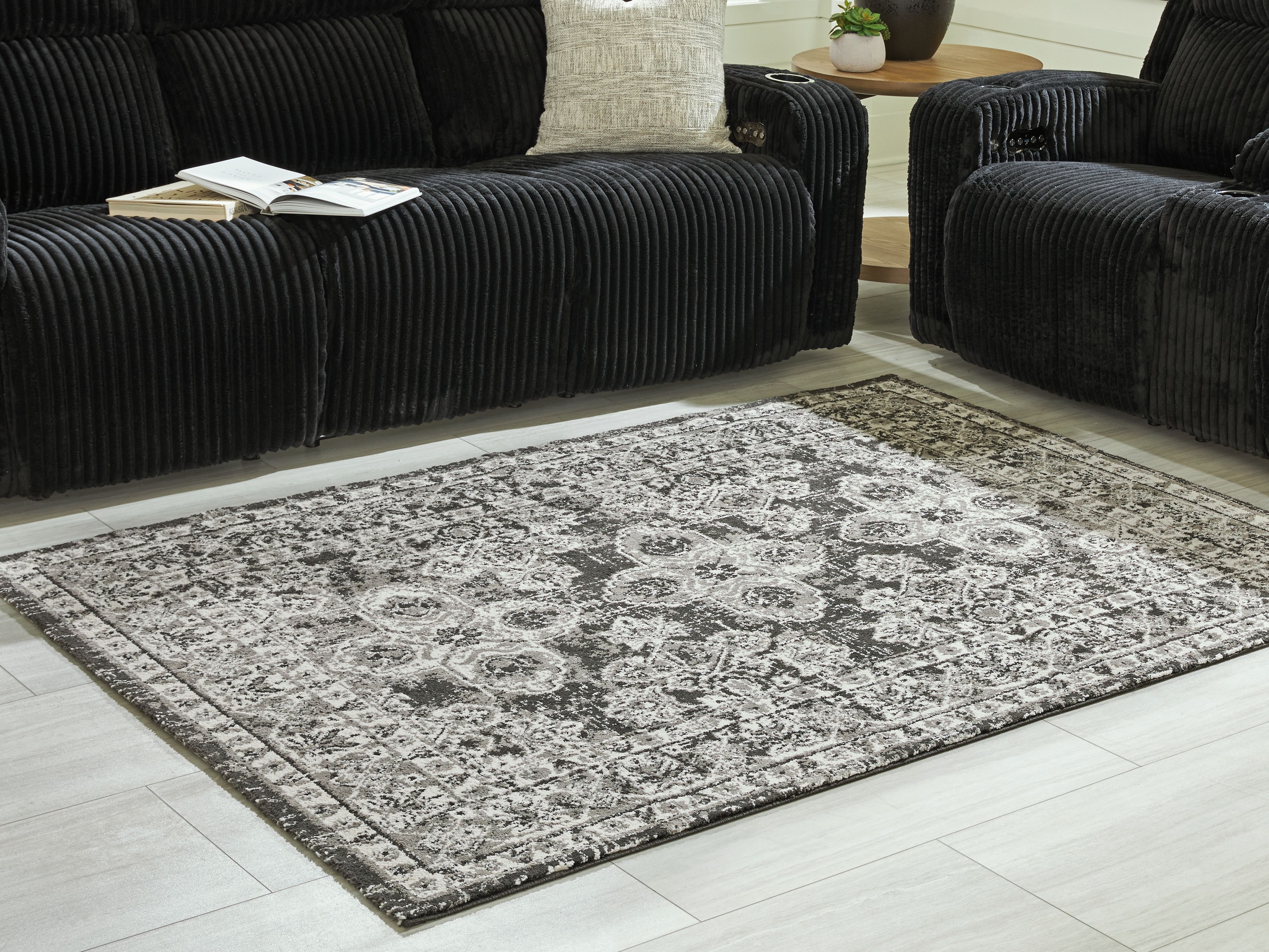 Glennisman - 5' x 7' Rug - Black / Gray / Ivory