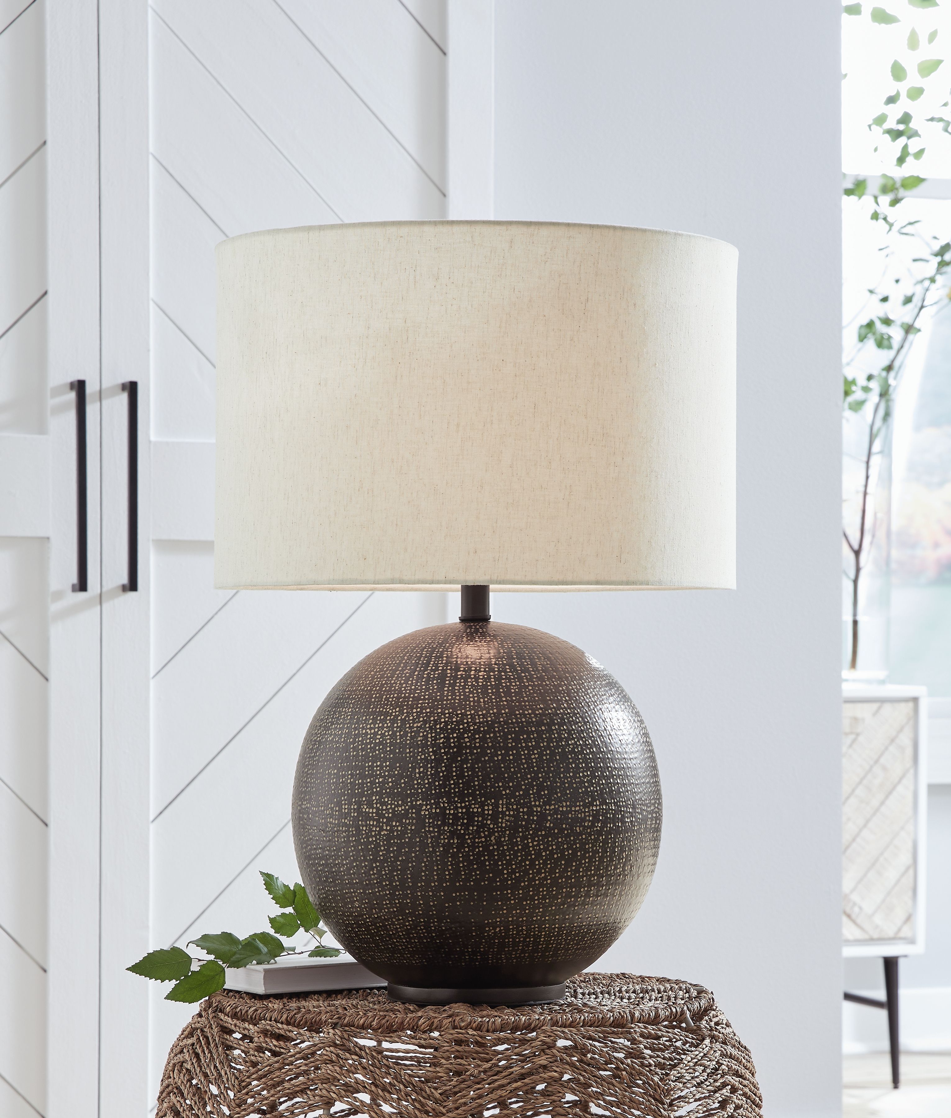 Ashley Furniture Hambell - Metal Table Lamp - Black / Gold Finish - Image 2