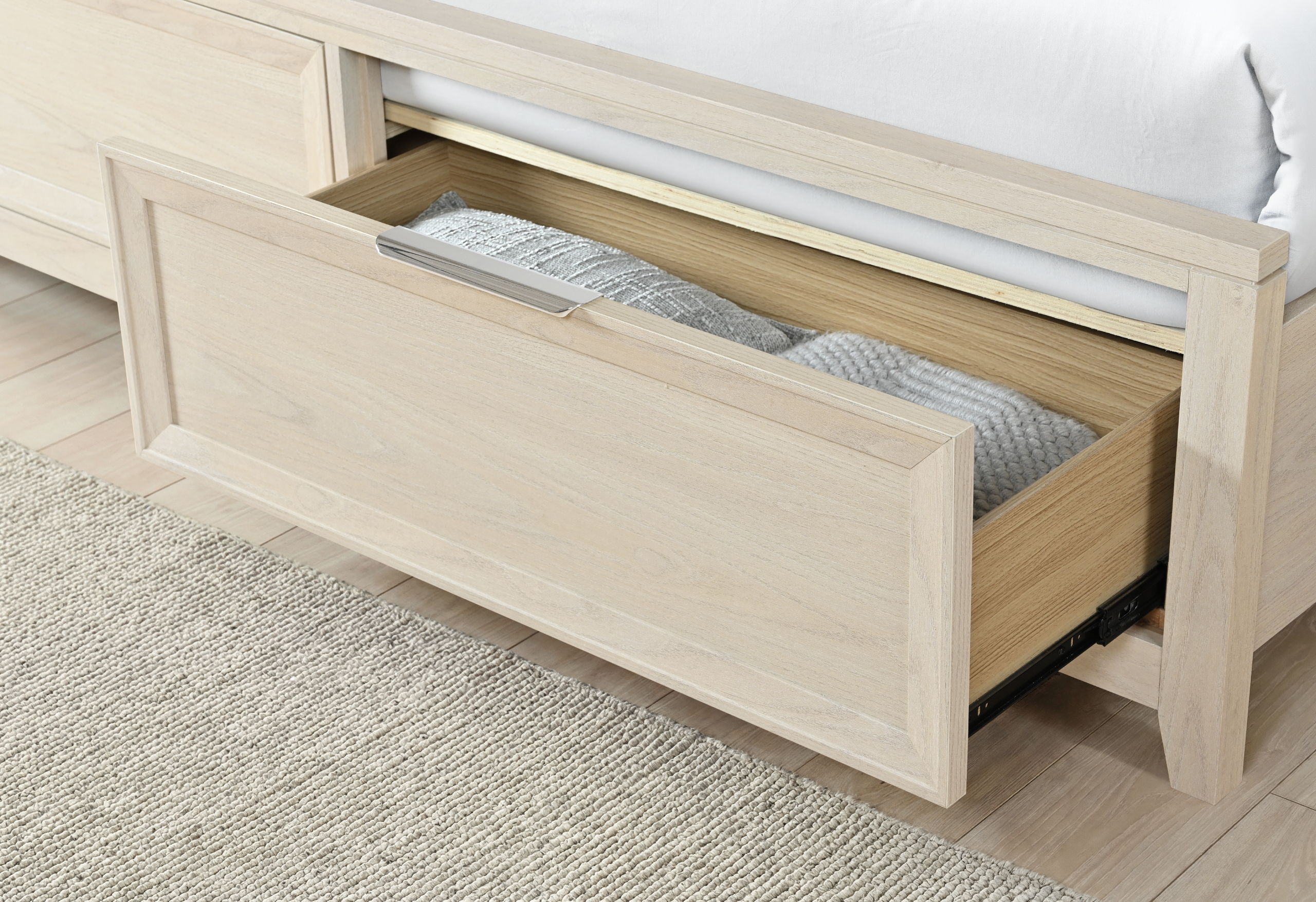 Mariah - 5 Piece Queen Bedroom Set (Bed, Dresser & Mirror, Nightstand, Chest) - Beige
