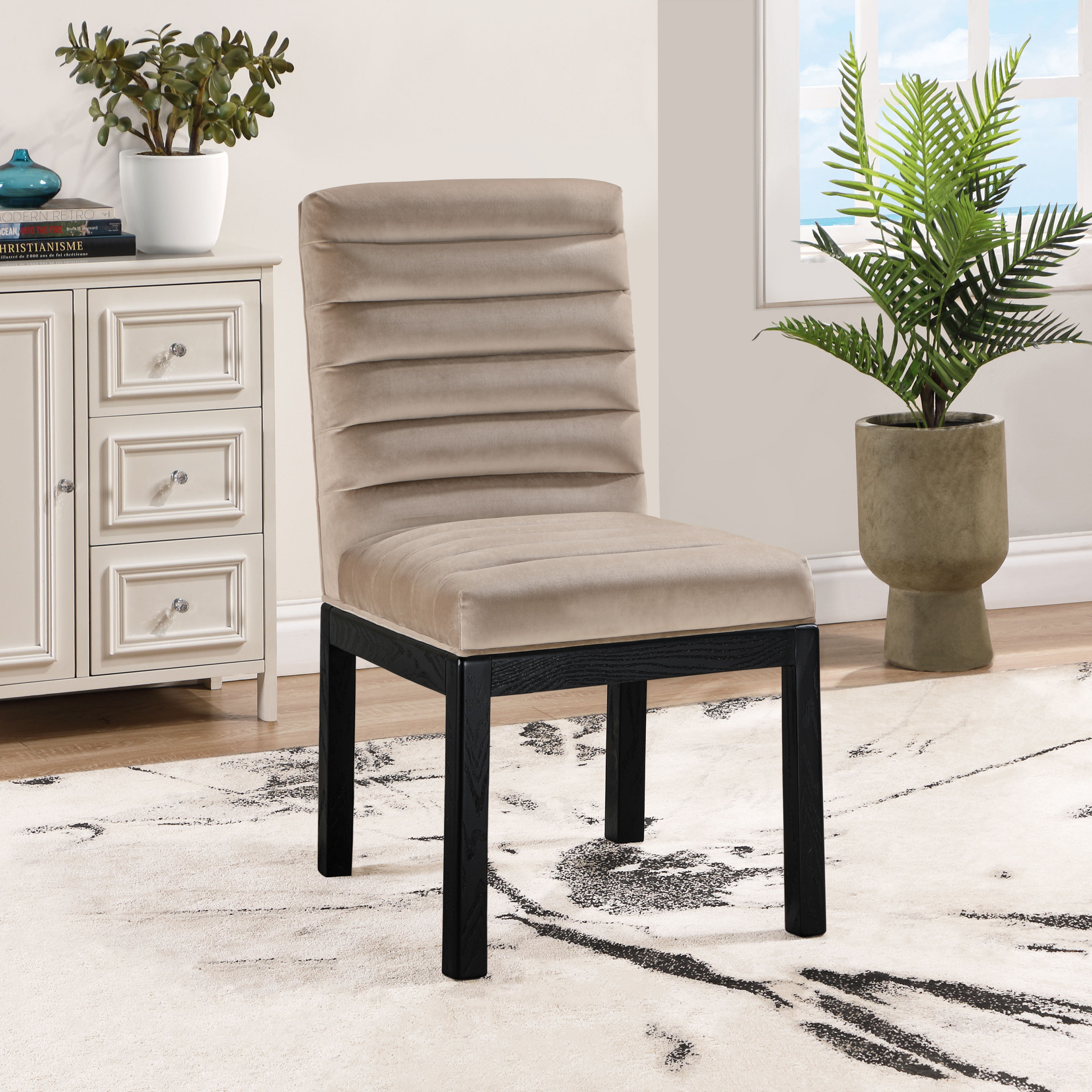 Evelyn - Dining Chair With Black Legs - Taupe