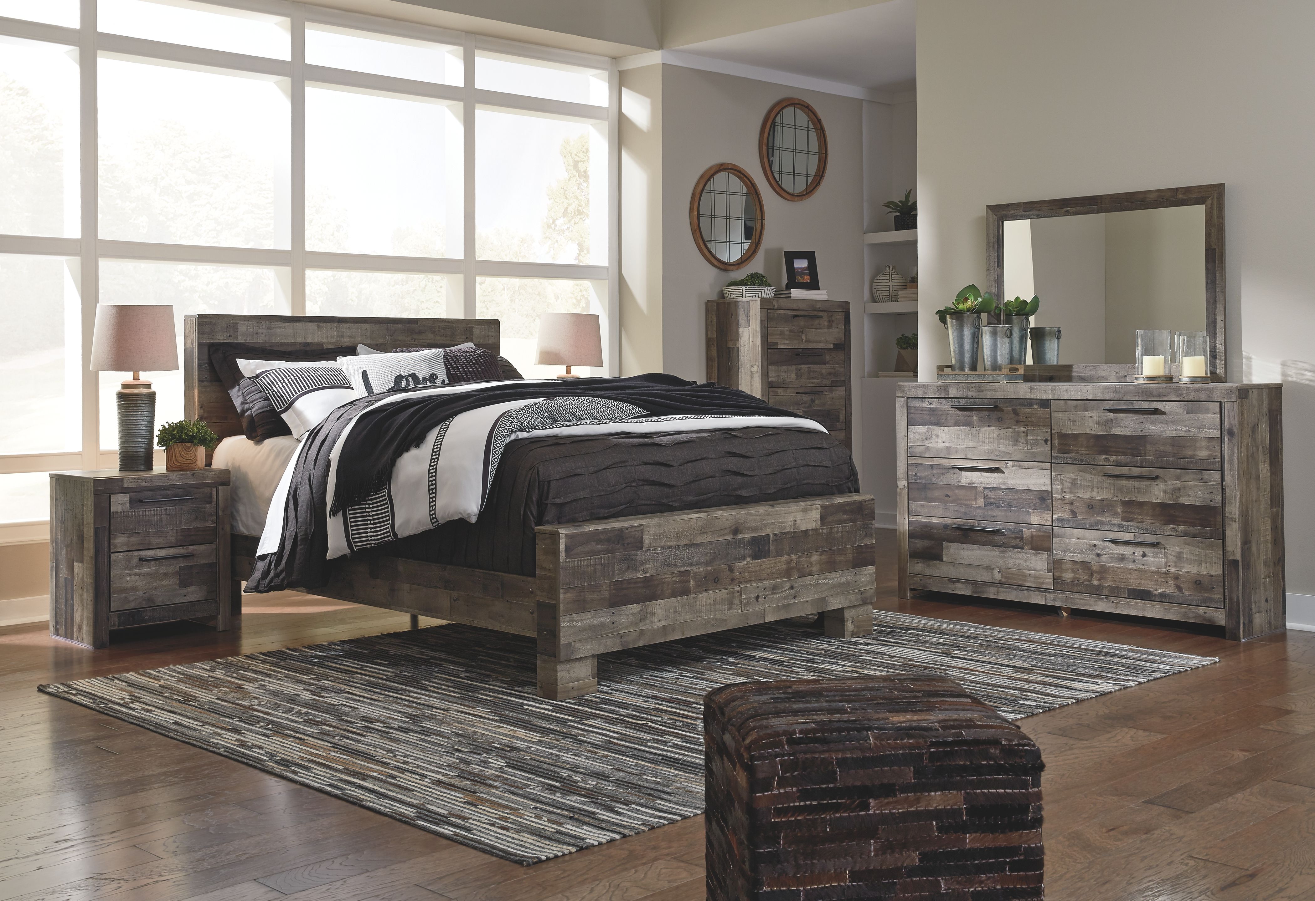 Queen · 7 Pc · Queen Panel Bed, Dresser, Mirror, Chest, Nightstand