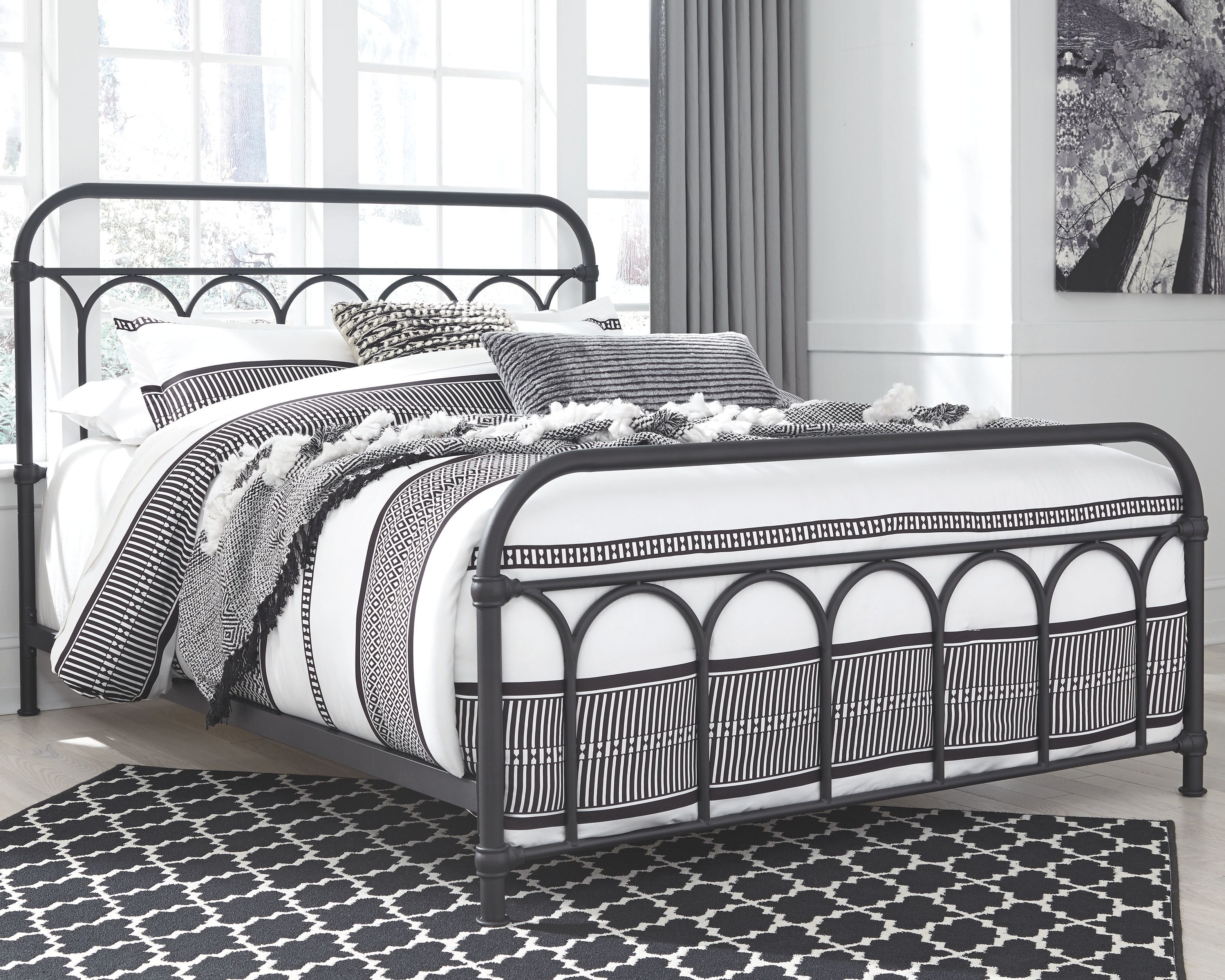 Nashburg - Queen Metal Bed - Black