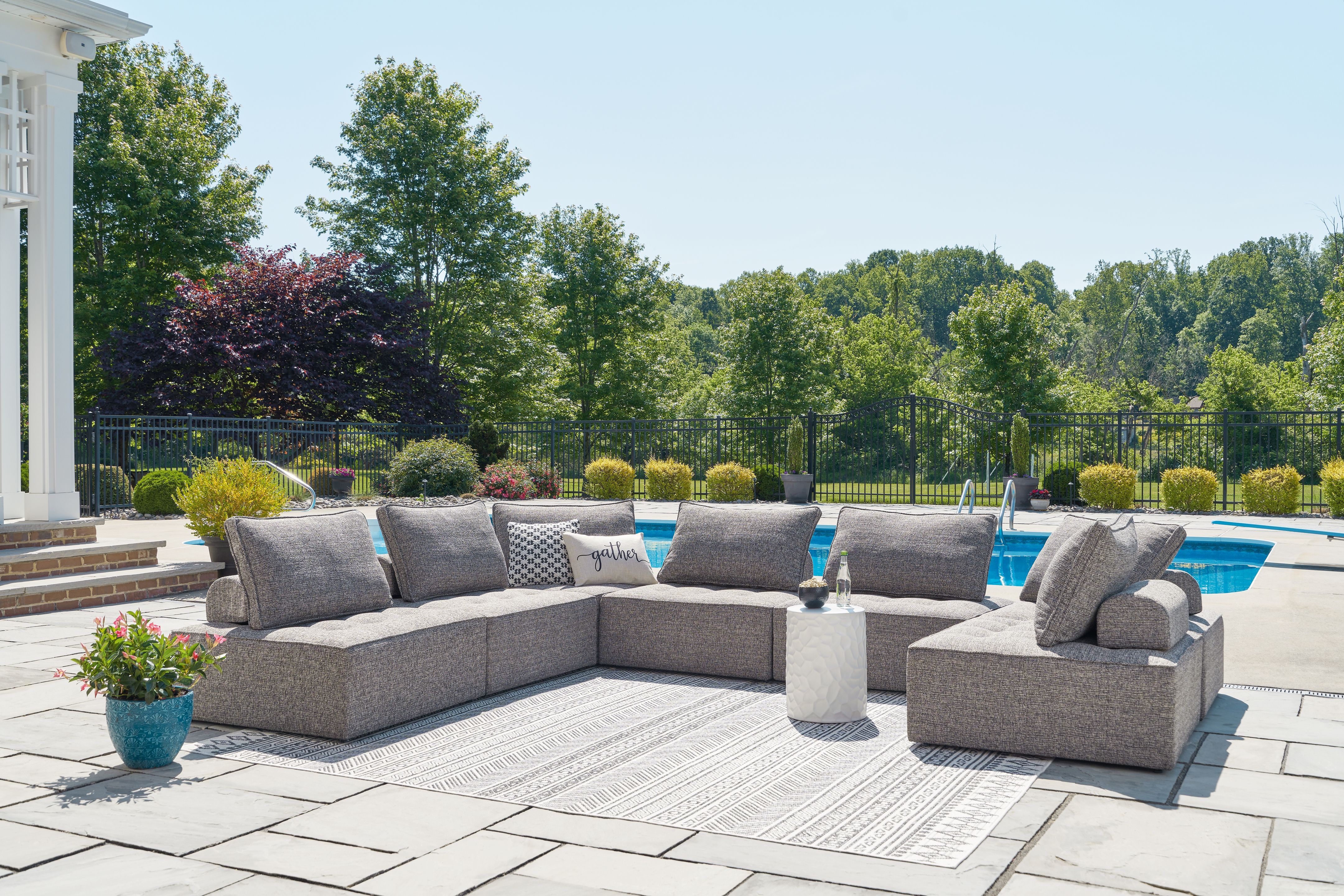 Bree Zee - 7-Piece Outdoor Sectional - Brown