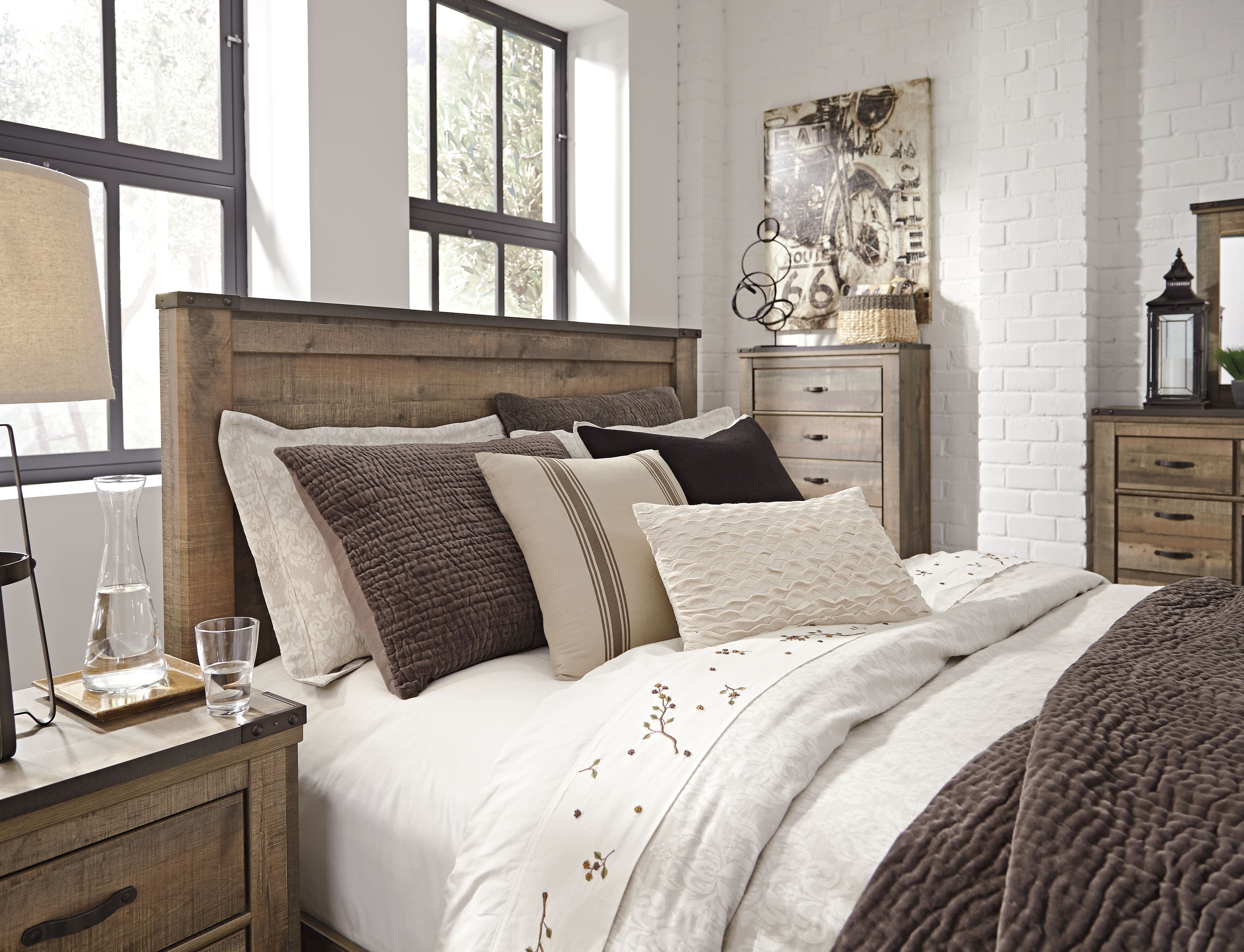 Trinell - Queen Panel Bed - Brown